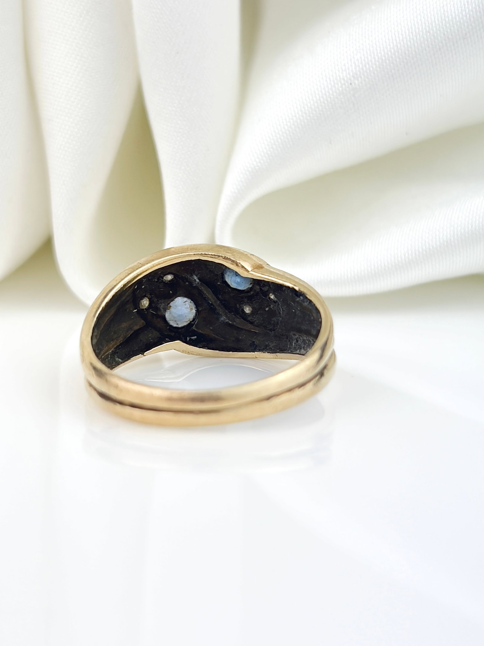 ANTIQUE VICTORIAN 9CT YELLOW GOLD SAPPHIRE AND DIAMOND DOUBLE SNAKE RING - 3
