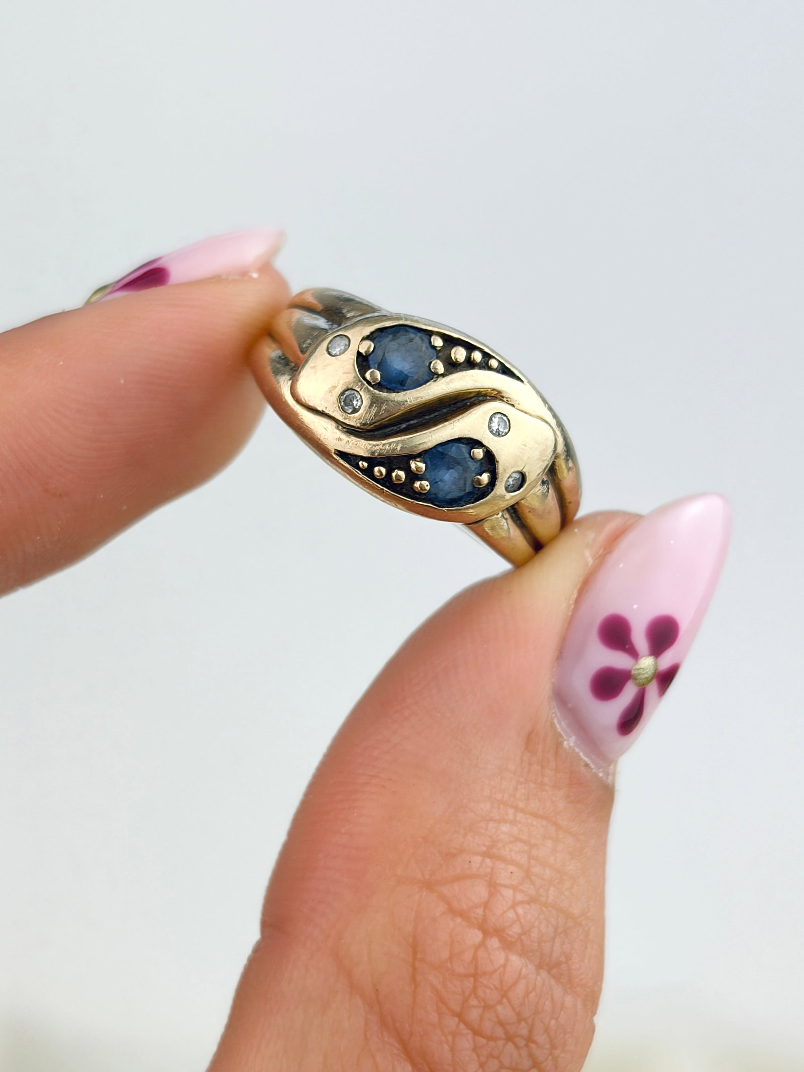 ANTIQUE VICTORIAN 9CT YELLOW GOLD SAPPHIRE AND DIAMOND DOUBLE SNAKE RING - 5