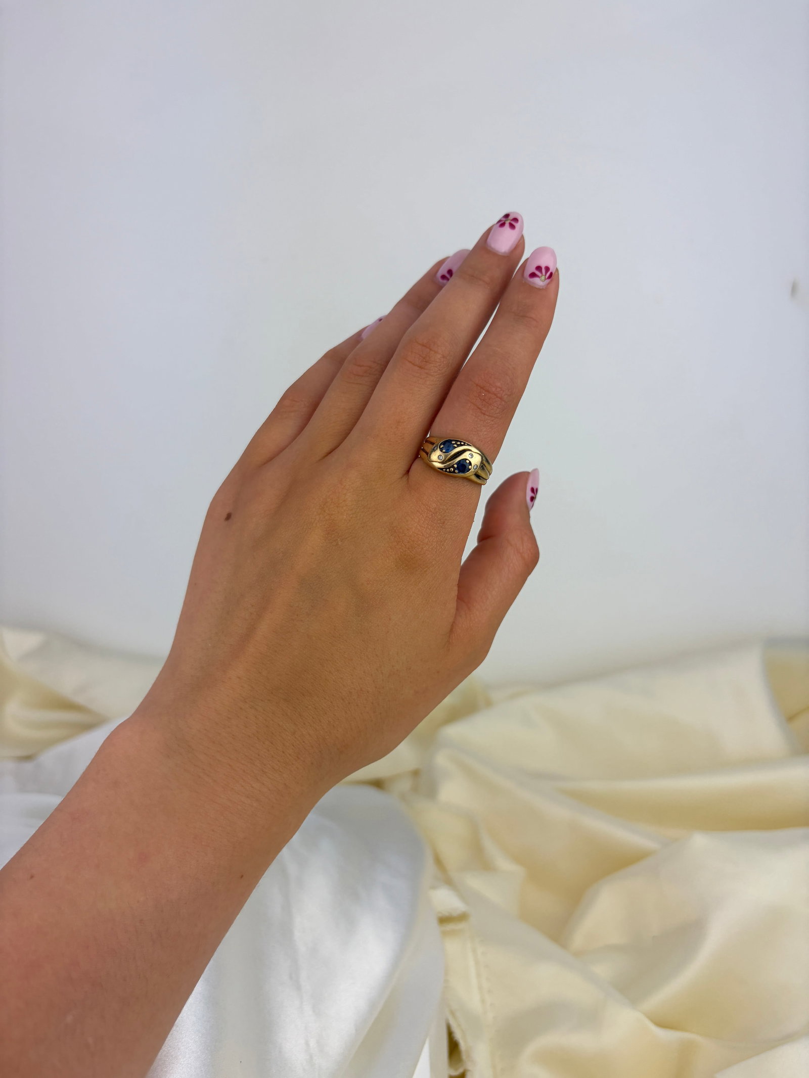ANTIQUE VICTORIAN 9CT YELLOW GOLD SAPPHIRE AND DIAMOND DOUBLE SNAKE RING - 8