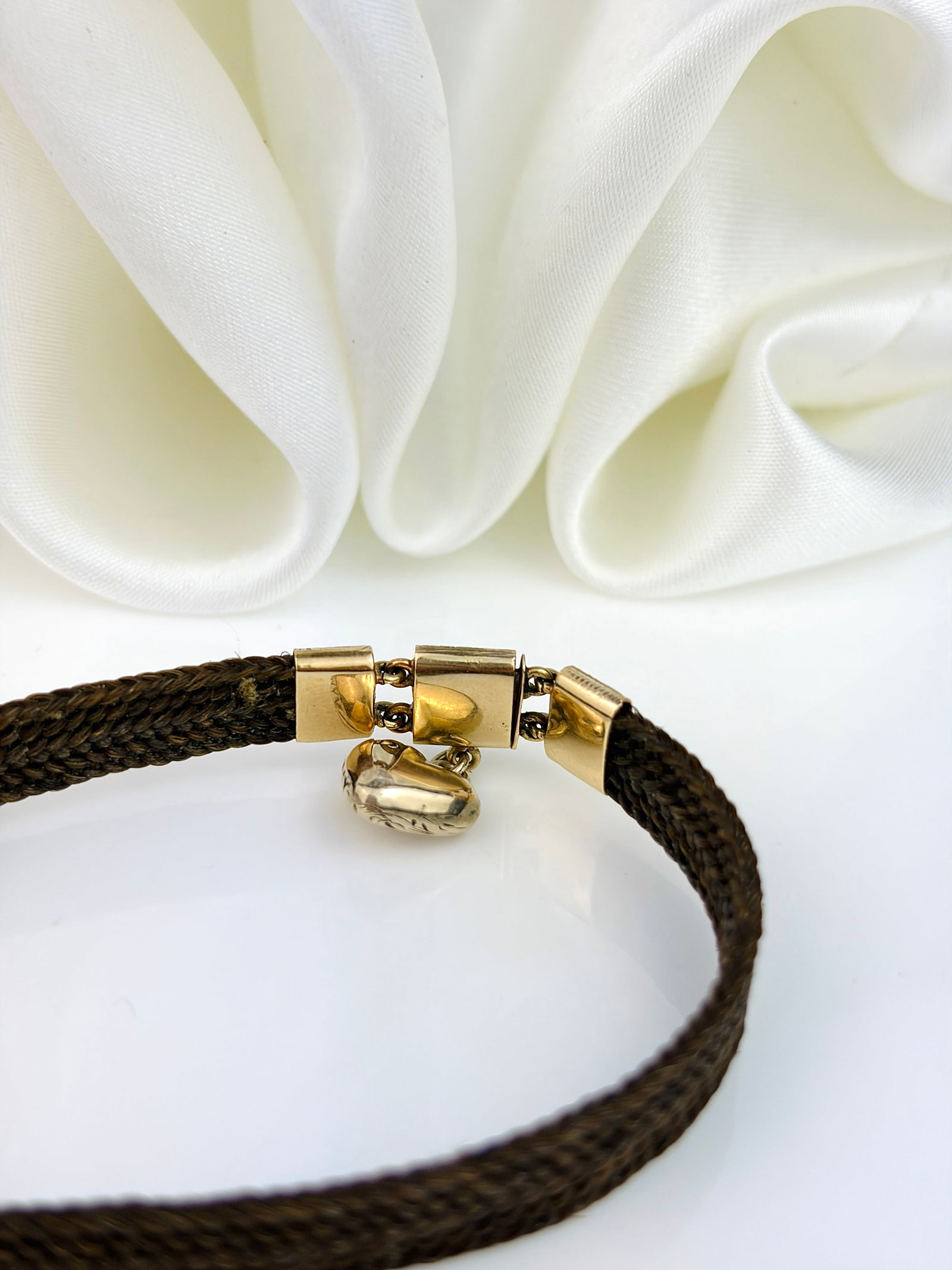 ANTIQUE VICTORIAN MOURNING HAIR BRACELET WITH 9ct GOLD DETAILS AND HEART DROP - 3