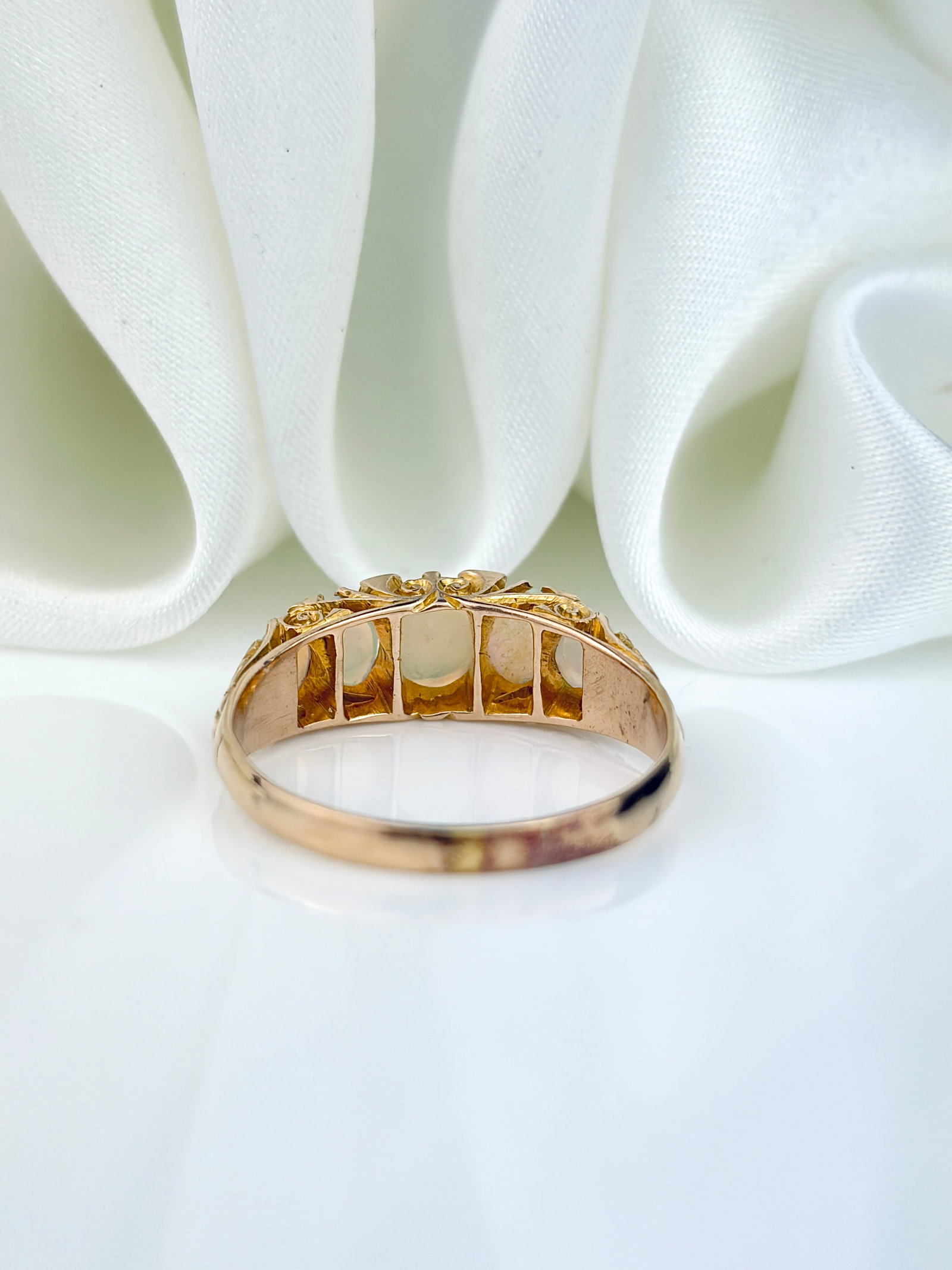 ANTIQUE 18CT YELLOW GOLD OPAL 5 STONE RING WITH DIAMOND POINTS - 3