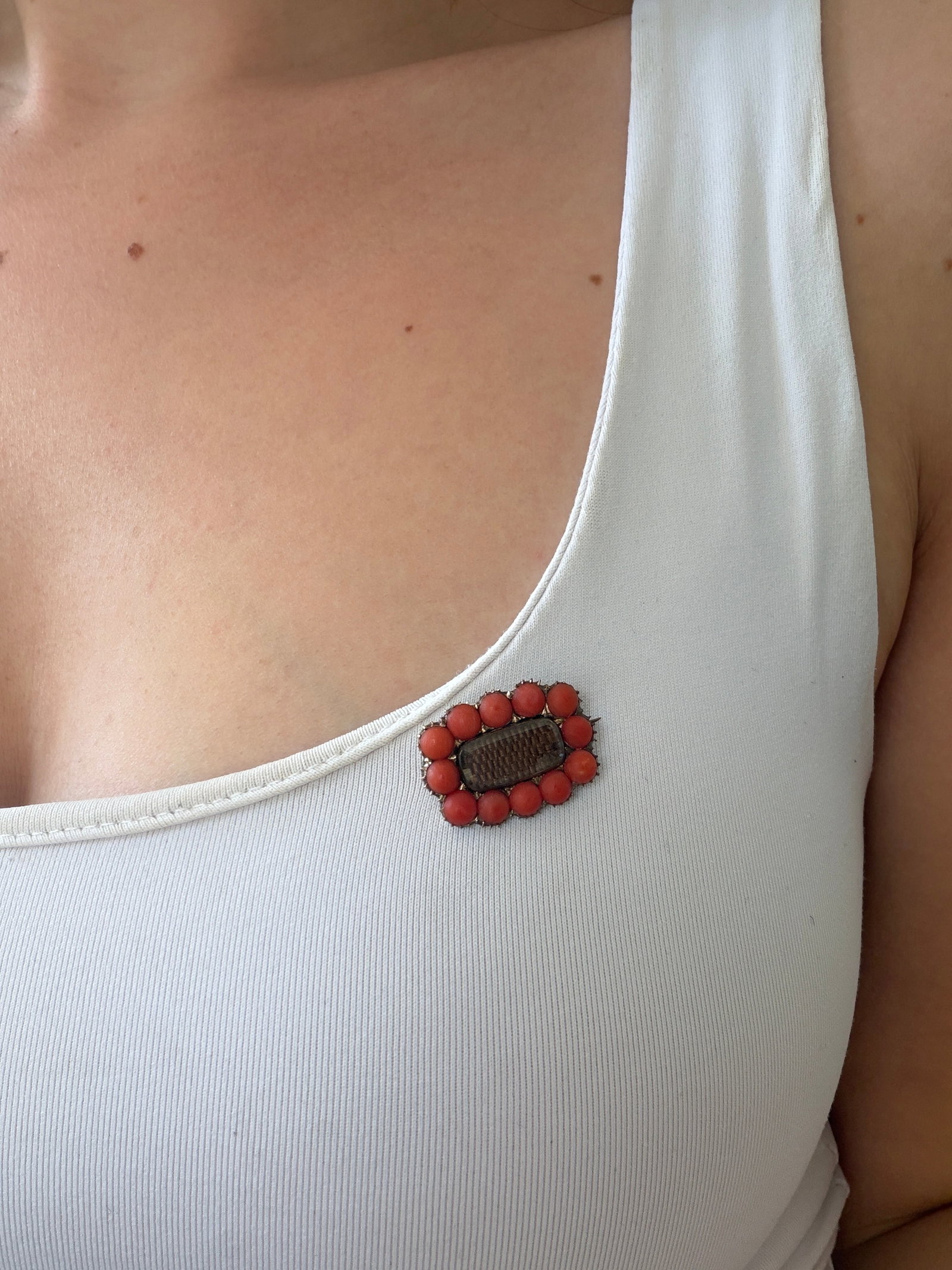 ANTIQUE CORAL AND HAIR LOCKET FRONT BROOCH IN GOLD - 4