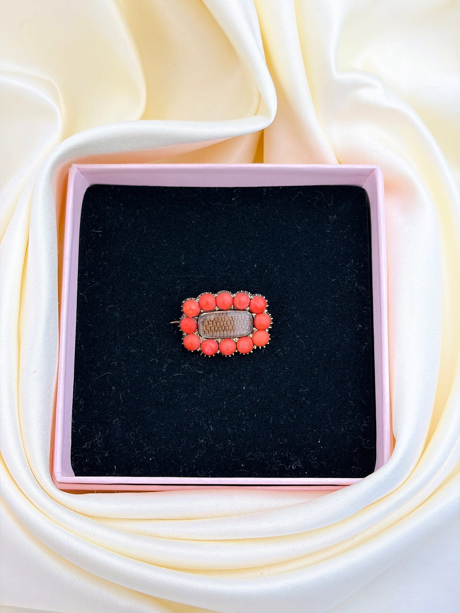 ANTIQUE CORAL AND HAIR LOCKET FRONT BROOCH IN GOLD - 5
