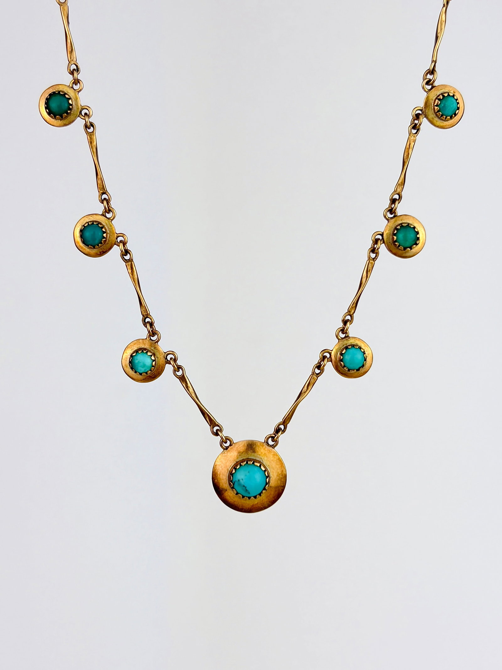 VINTAGE C.1982 9CT YELLOW GOLD TURQUOISE DISC NECKLACE: VINTAGE C.1982 9CT YELLOW GOLD TURQUOISE DISC NECKLACE A unique, eye-catching necklace!