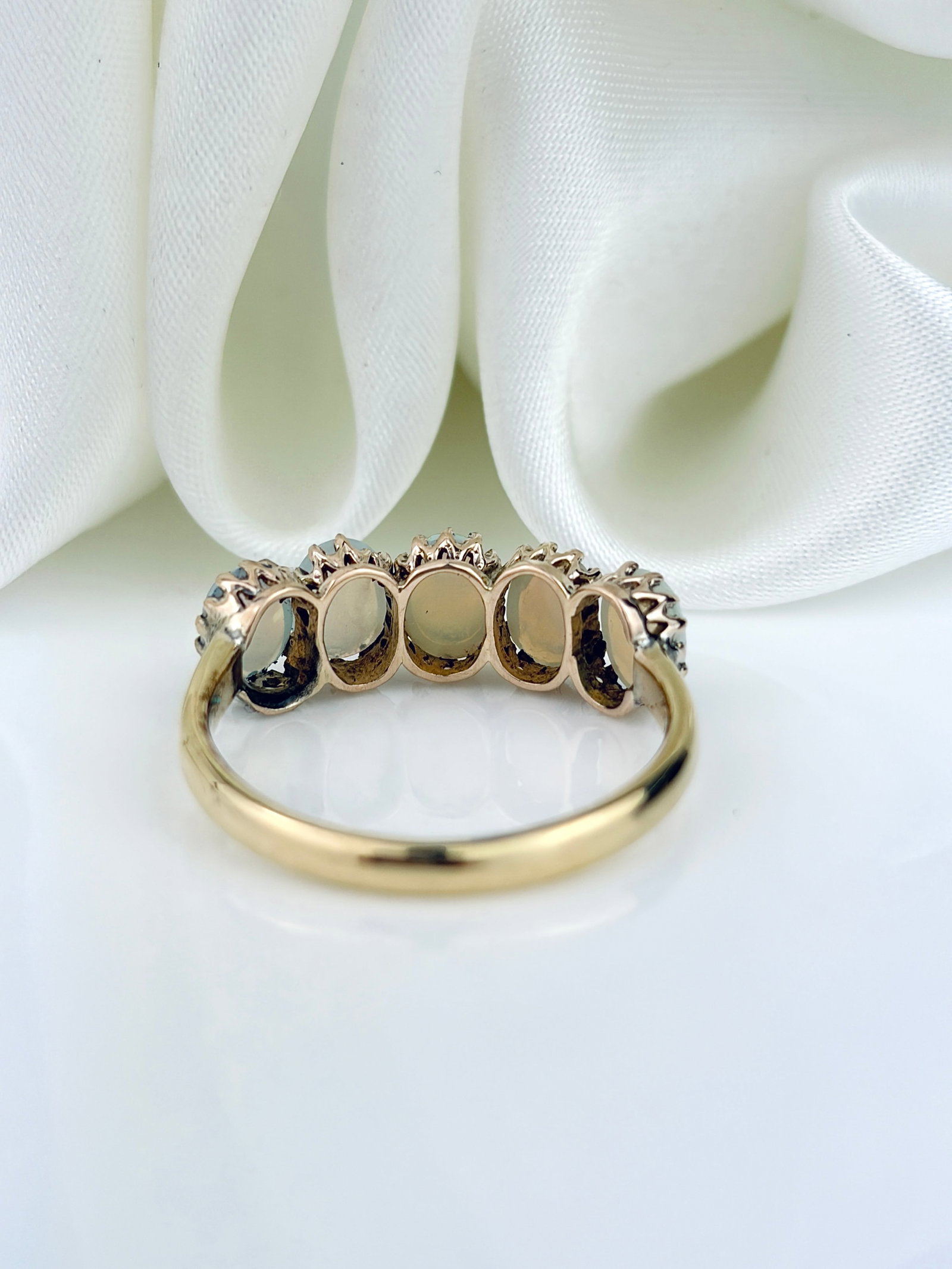 ANTIQUE 9CT YELLOW GOLD OPAL 5 STONE RING - 3