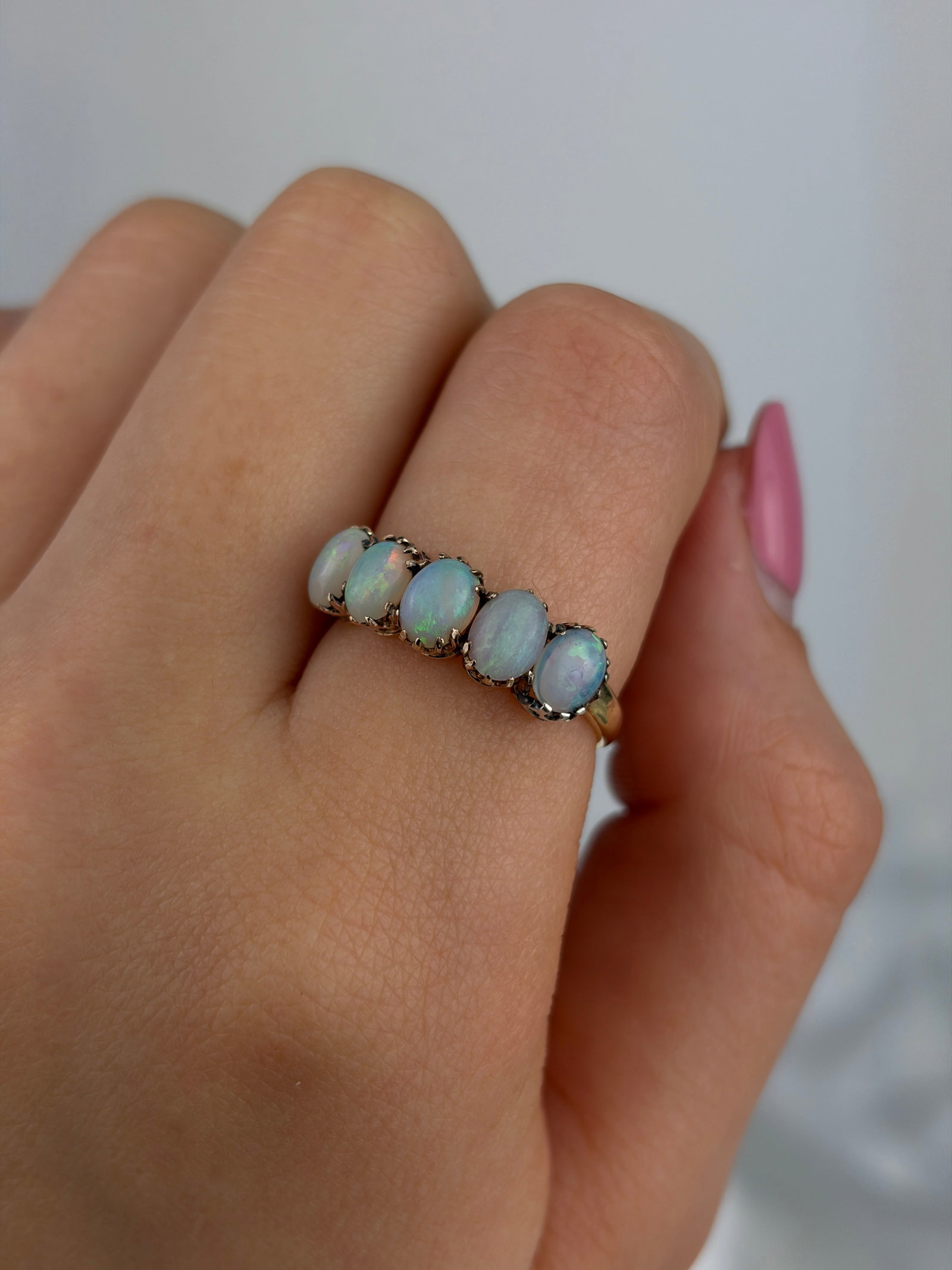 ANTIQUE 9CT YELLOW GOLD OPAL 5 STONE RING - 8
