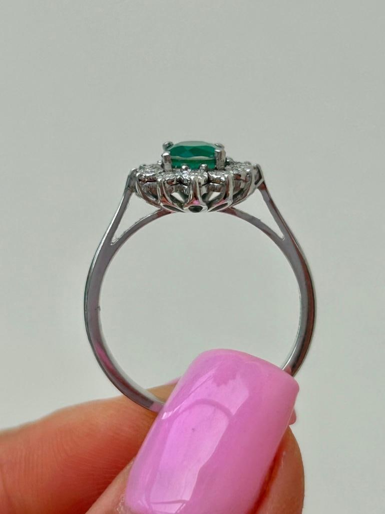 18ct White Gold Emerald and Diamond Cluster Ring - 4