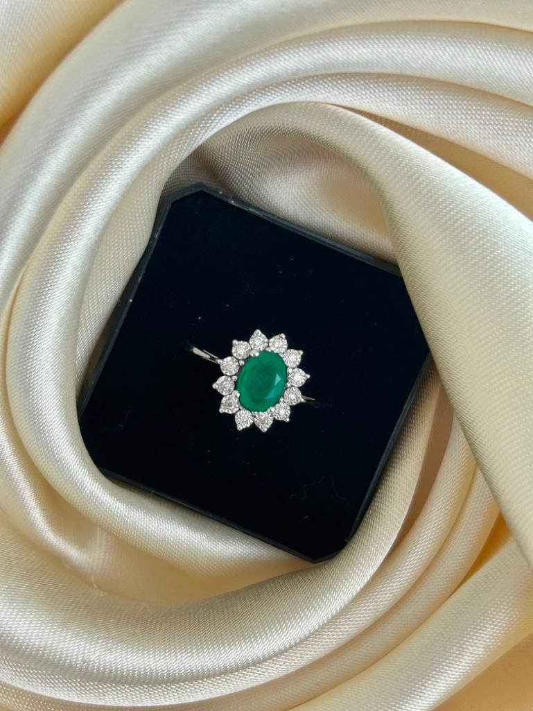 18ct White Gold Emerald and Diamond Cluster Ring - 7