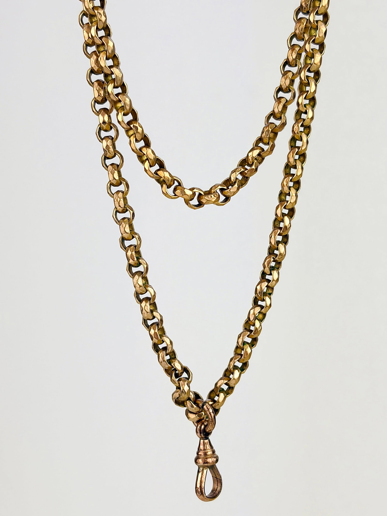 ANTIQUE YELLOW METAL LONGGUARD CHAIN WITH DOGCLIP: ANTIQUE YELLOW METAL LONGGUARD CHAIN WITH DOGCLIP Amazing chain that can be worn doubled, or triples for a varied look. Weight: 61.5g Size: Length 138.5cm, width 4mm Materials: Yellow