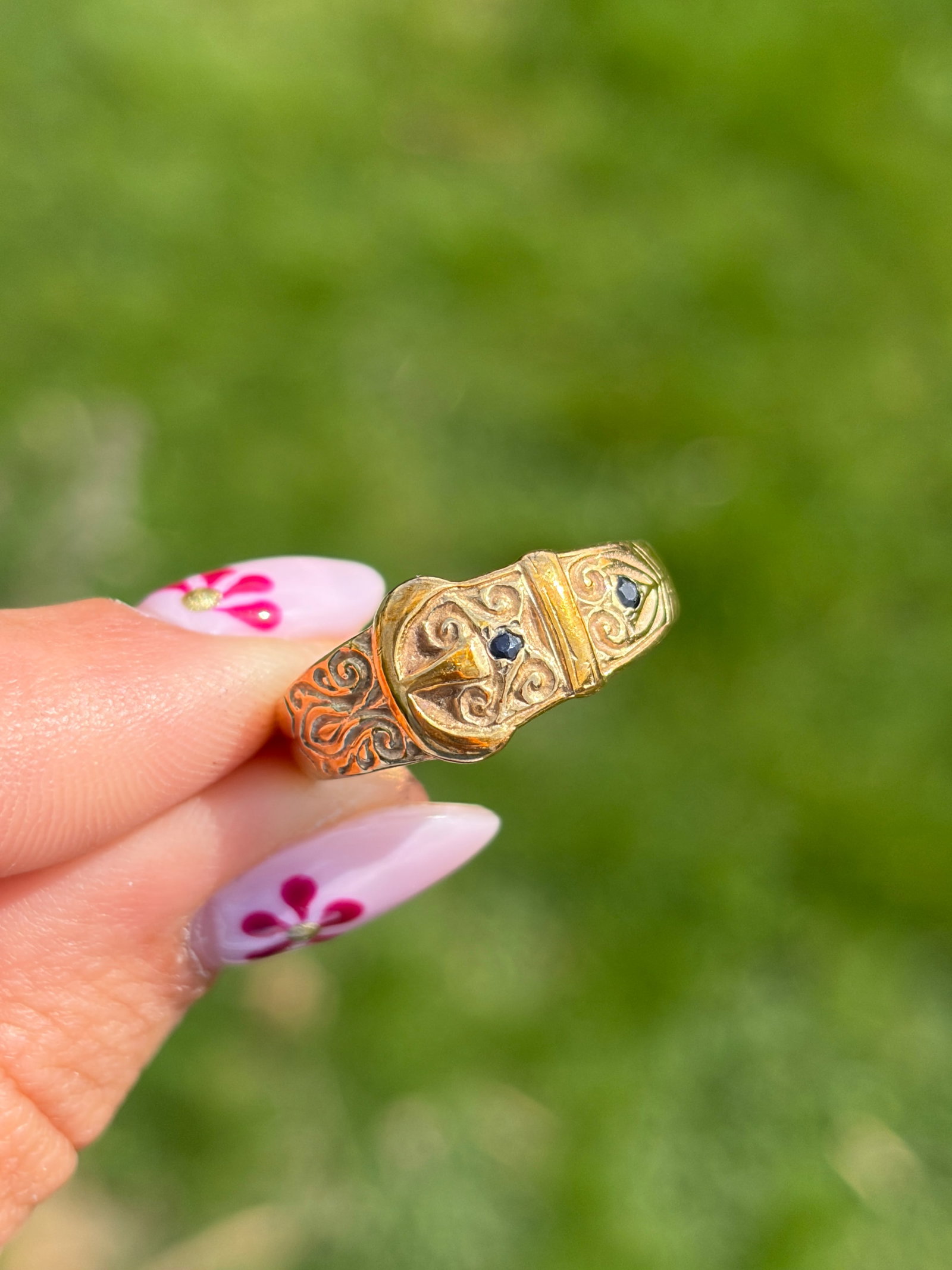 ANTIQUE 9CT YELLOW GOLD SAPPHIRE ORNATE BUCKLE RING - 2