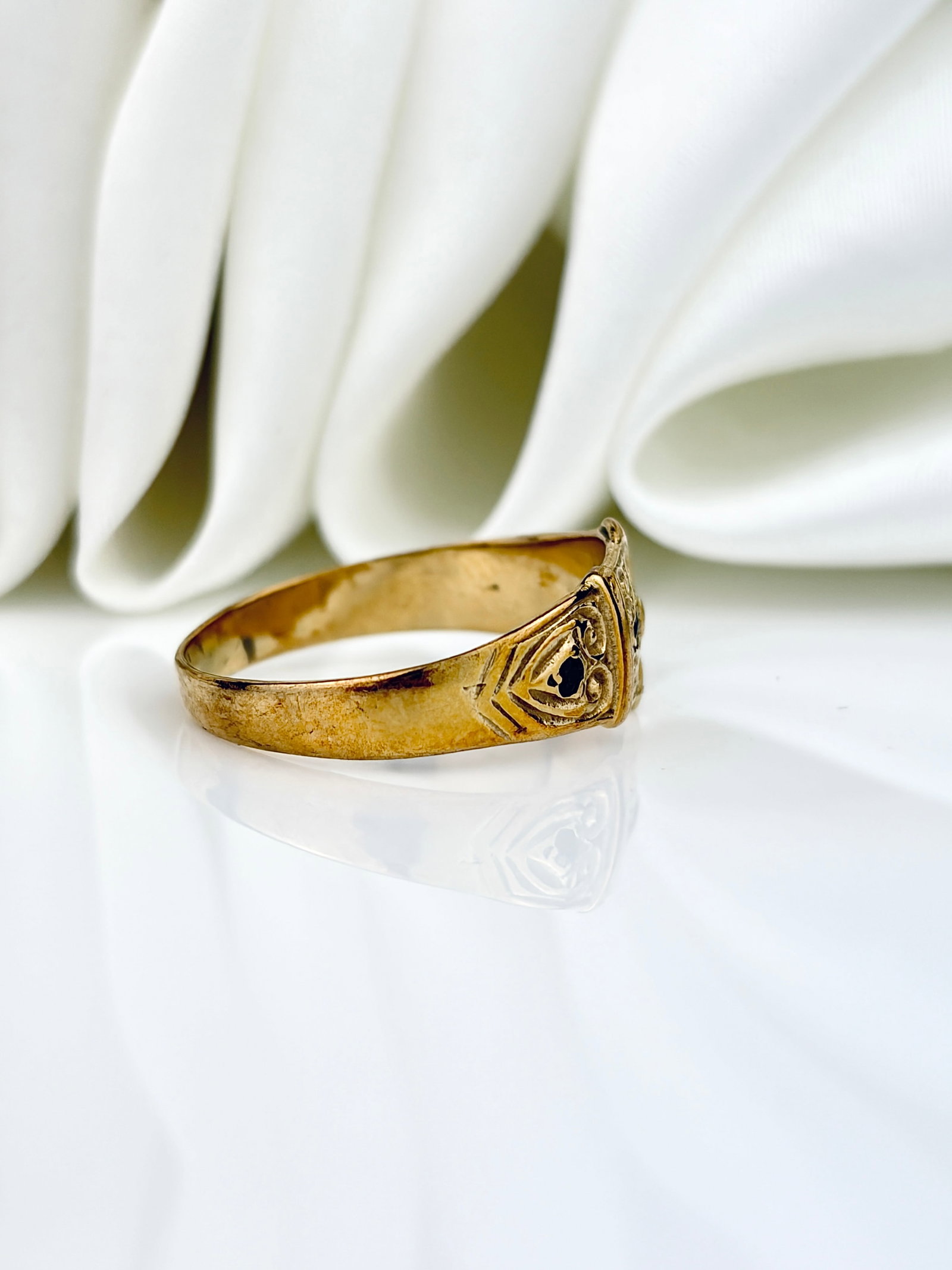 ANTIQUE 9CT YELLOW GOLD SAPPHIRE ORNATE BUCKLE RING - 3