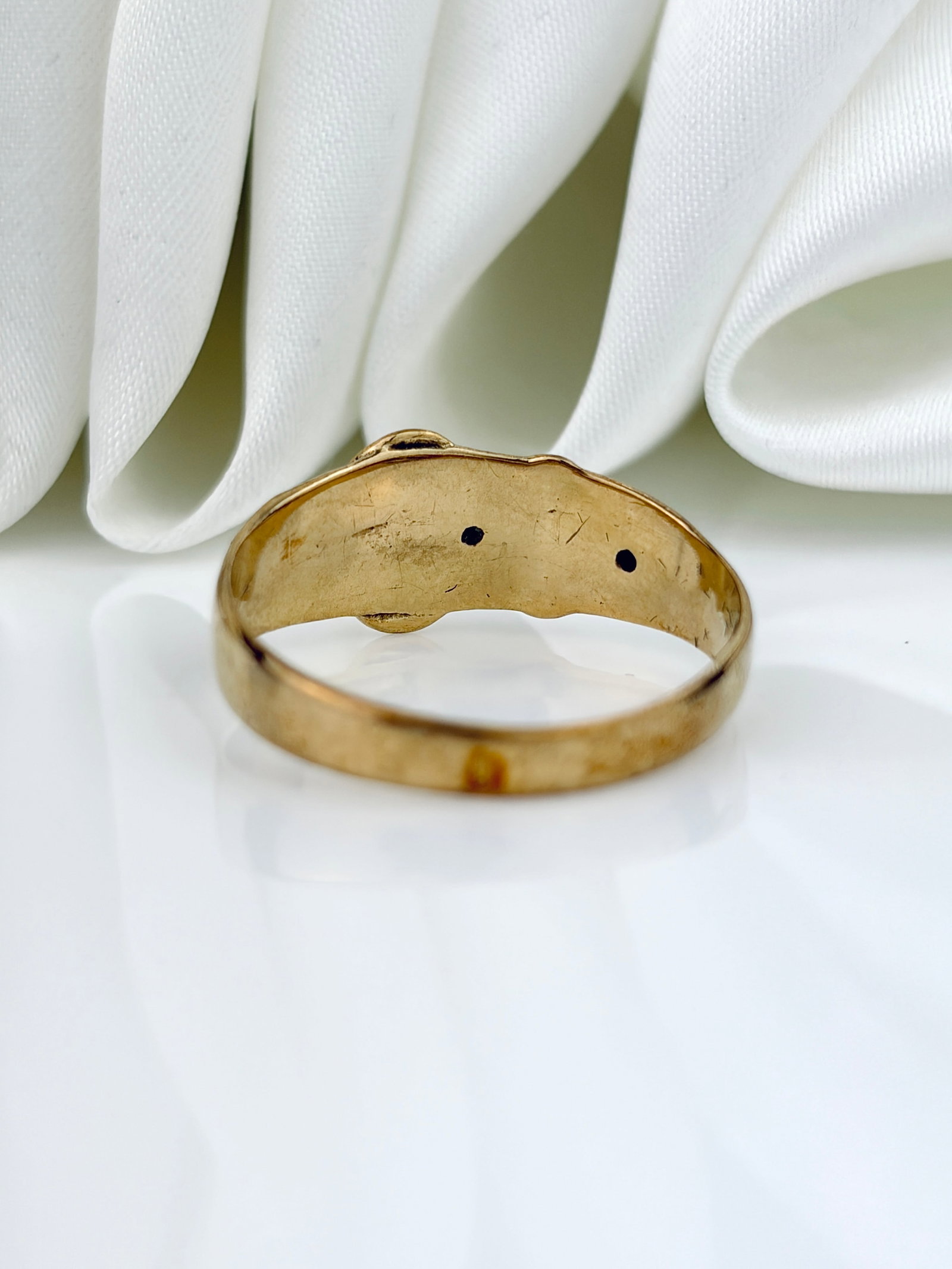 ANTIQUE 9CT YELLOW GOLD SAPPHIRE ORNATE BUCKLE RING - 4