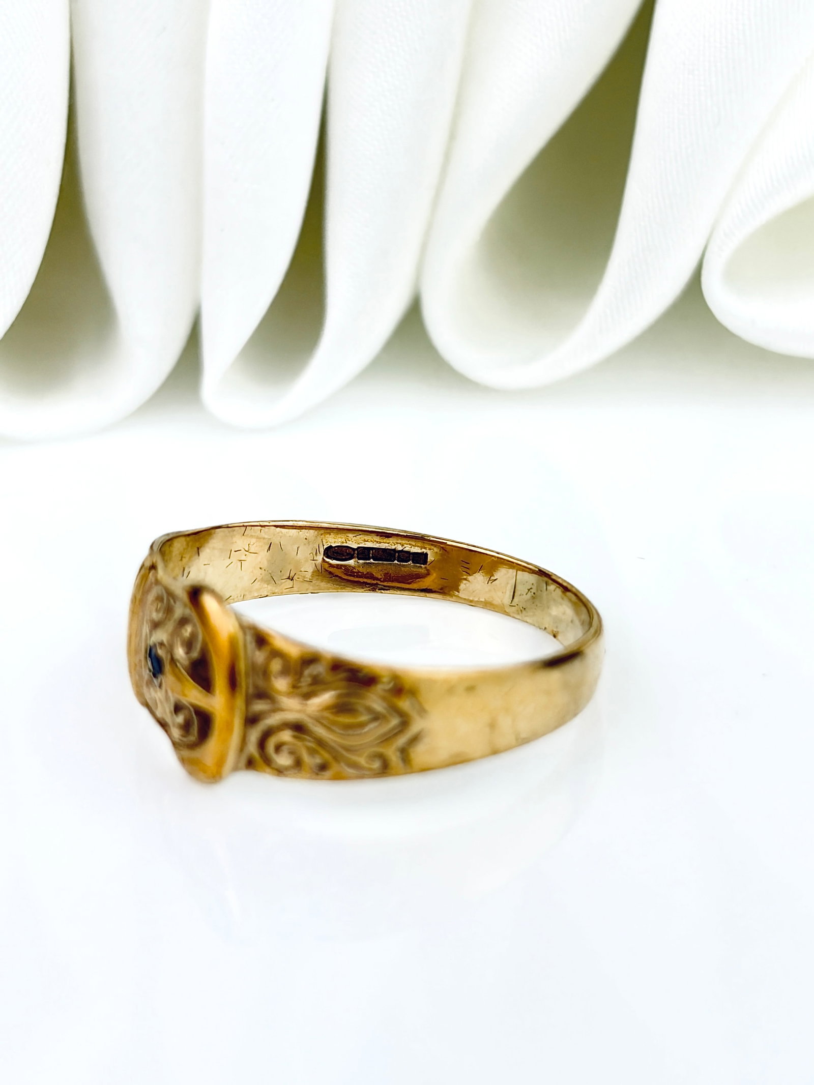 ANTIQUE 9CT YELLOW GOLD SAPPHIRE ORNATE BUCKLE RING - 5