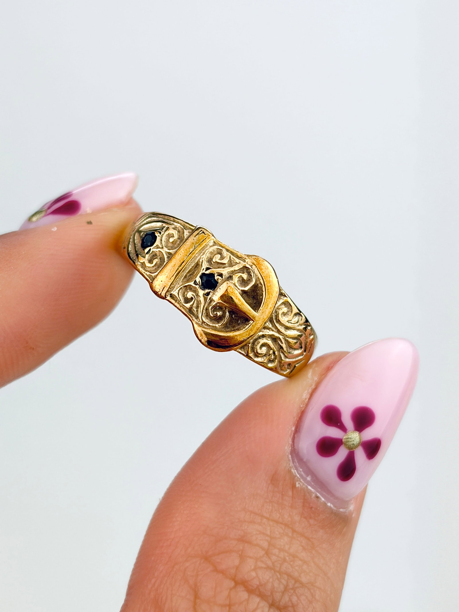 ANTIQUE 9CT YELLOW GOLD SAPPHIRE ORNATE BUCKLE RING - 6