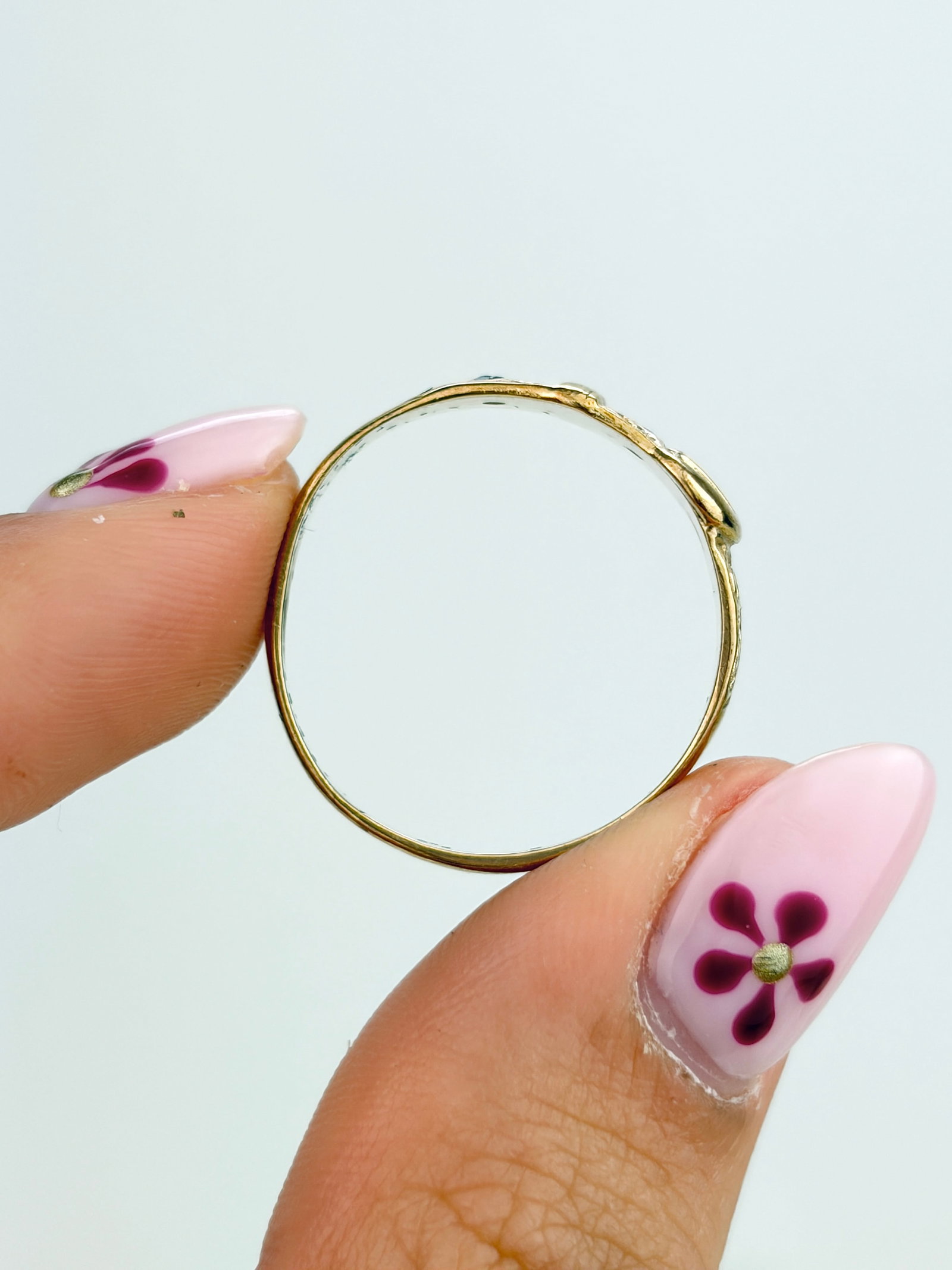 ANTIQUE 9CT YELLOW GOLD SAPPHIRE ORNATE BUCKLE RING - 7