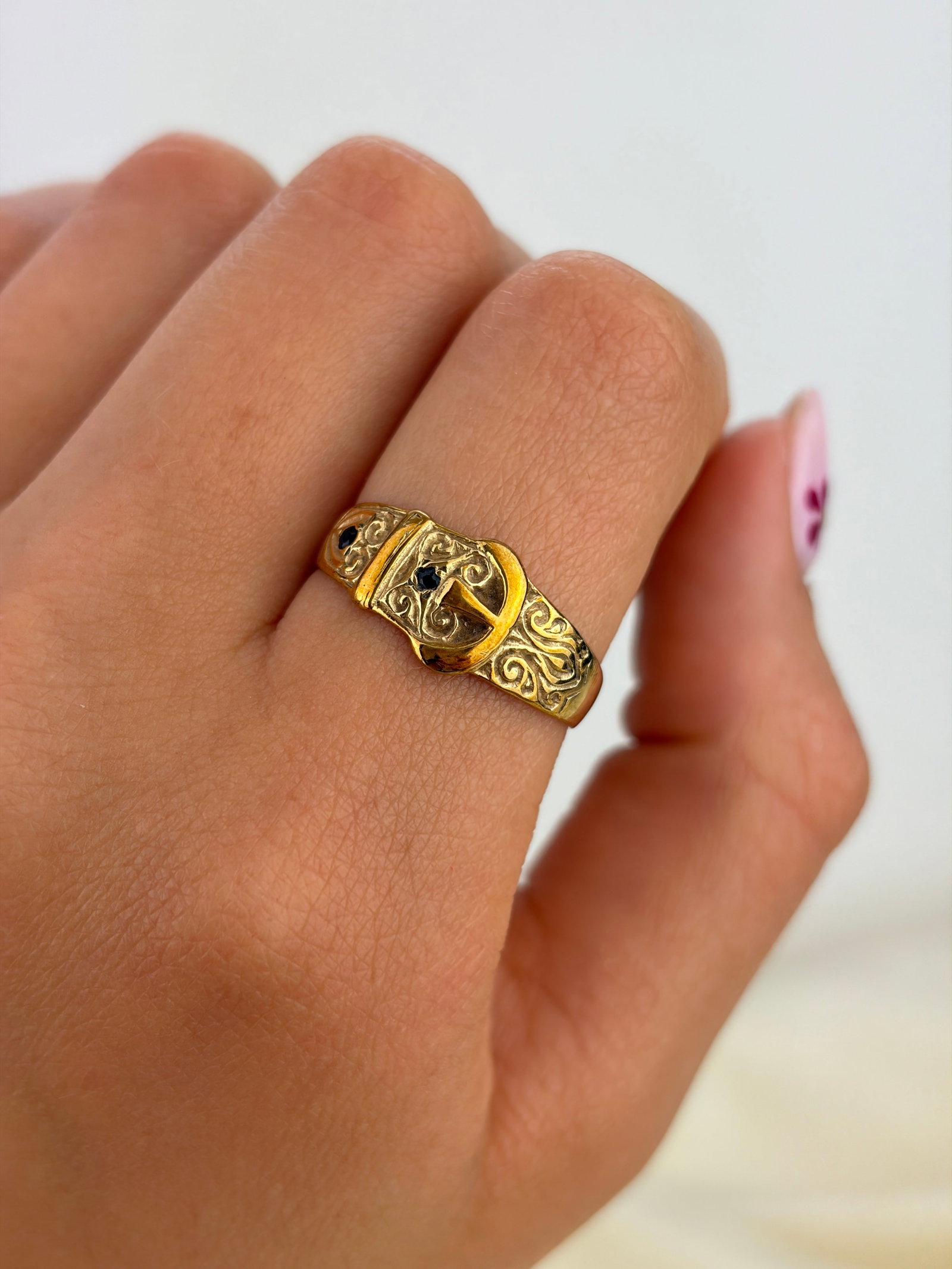 ANTIQUE 9CT YELLOW GOLD SAPPHIRE ORNATE BUCKLE RING - 9