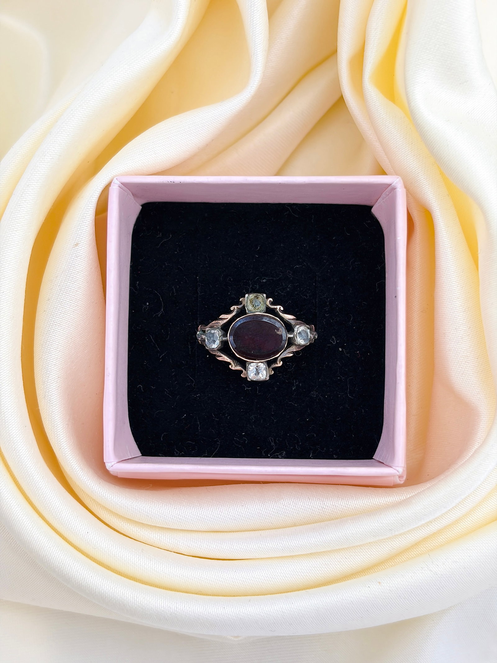 ANTIQUE GEORGIAN FLAT CUT GARNET AND PASTE RING IN GOLD - 10