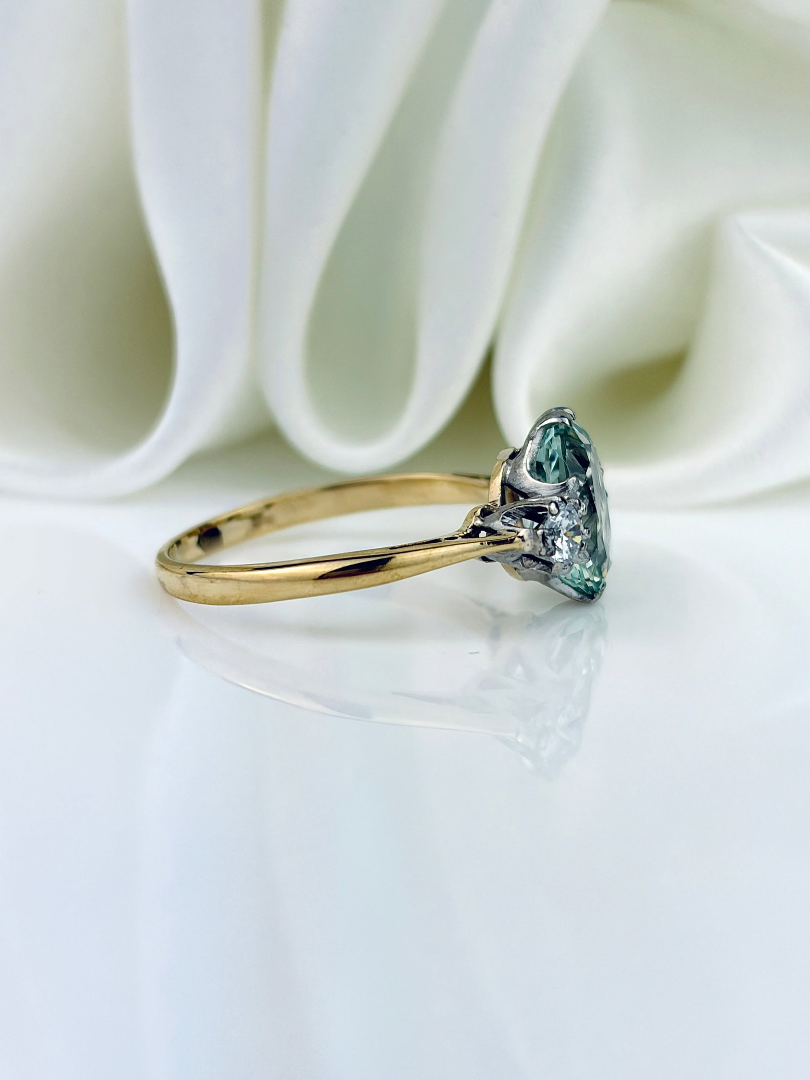 VINTAGE 18CT YELLOW GOLD AND PLATINUM AQUAMARINE AND DIAMOND 3 STONE RING - 2