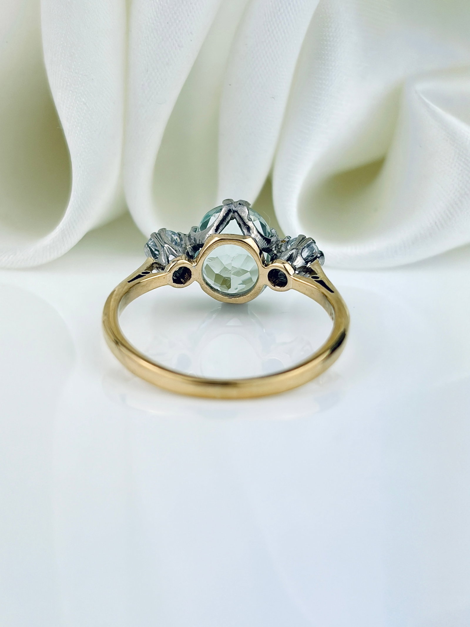 VINTAGE 18CT YELLOW GOLD AND PLATINUM AQUAMARINE AND DIAMOND 3 STONE RING - 3