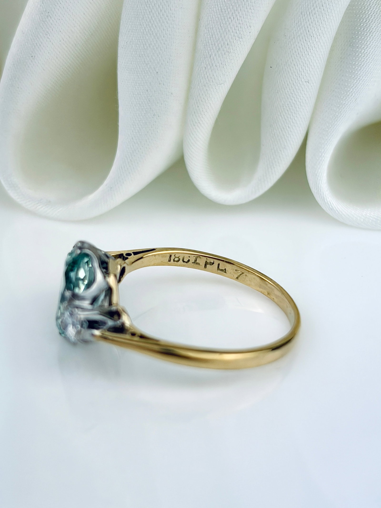 VINTAGE 18CT YELLOW GOLD AND PLATINUM AQUAMARINE AND DIAMOND 3 STONE RING - 4