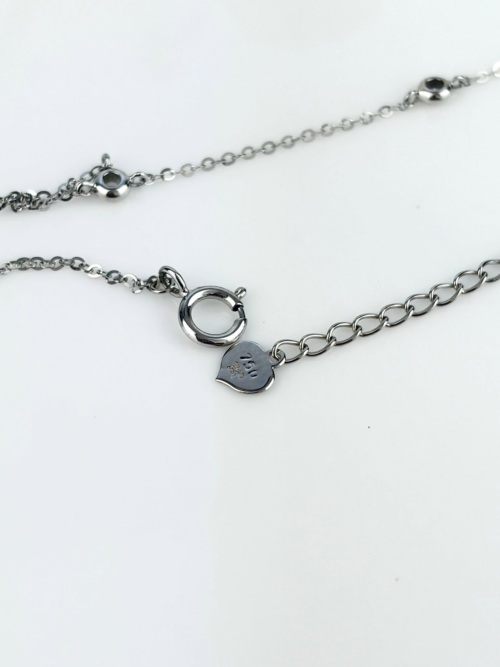18CT WHITE GOLD DIAMOND DROP NECKLACE - 4