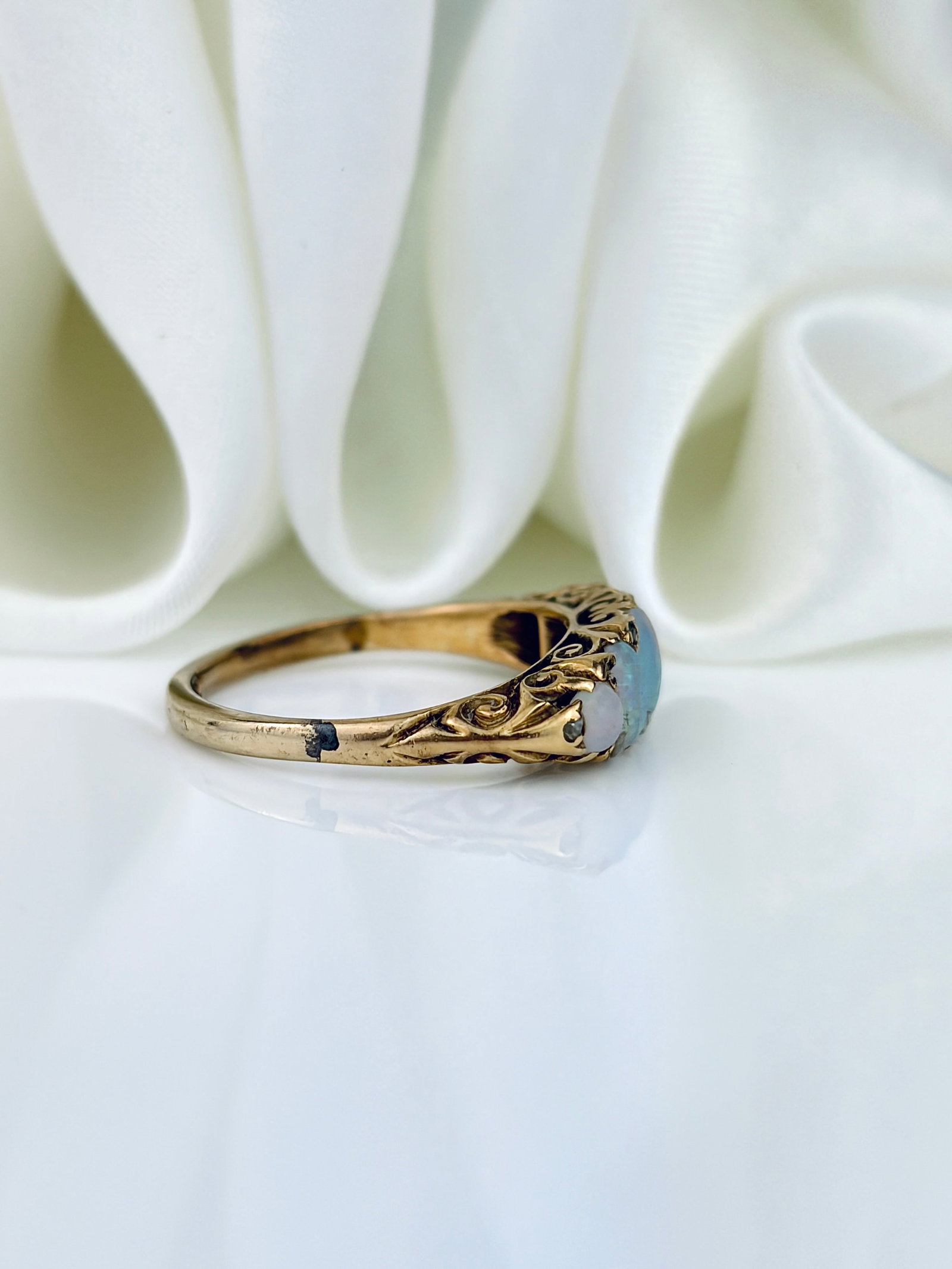 ANTIQUE 9CT YELLOW GOLD OPAL 5 STONE RING WITH DIAMOND POINTS - 2