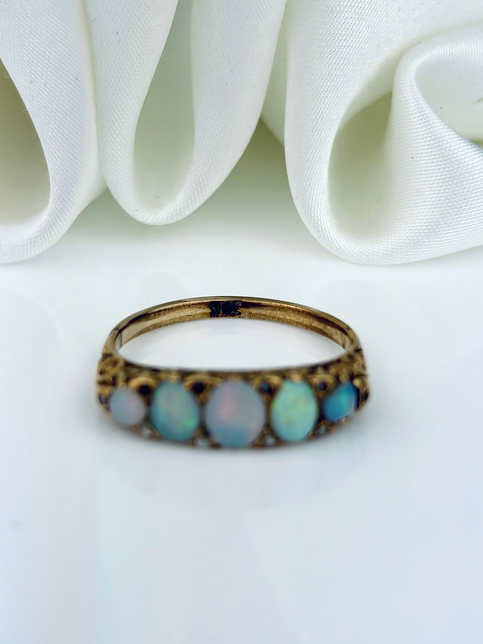 ANTIQUE 9CT YELLOW GOLD OPAL 5 STONE RING WITH DIAMOND POINTS - 4