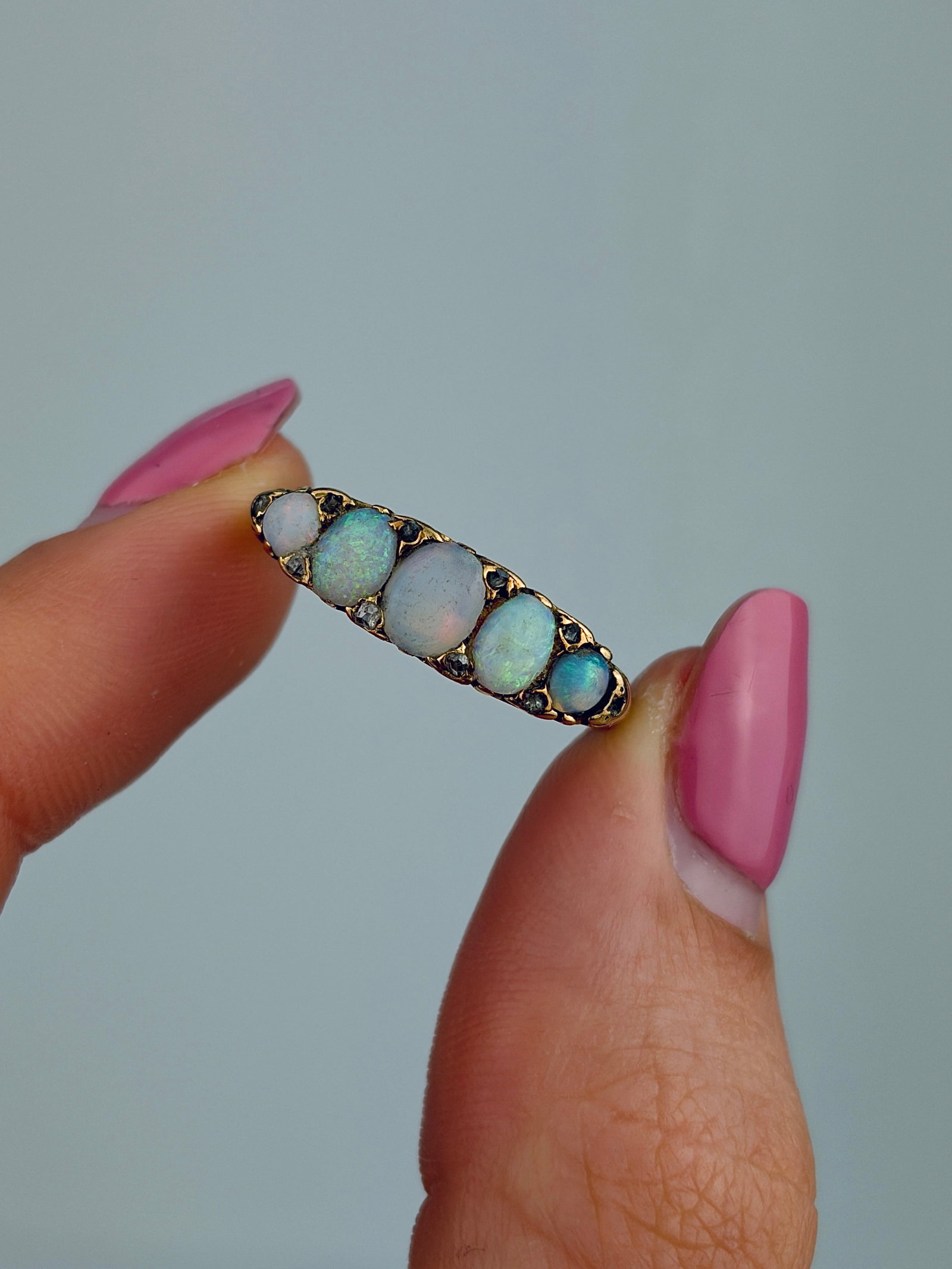 ANTIQUE 9CT YELLOW GOLD OPAL 5 STONE RING WITH DIAMOND POINTS - 5