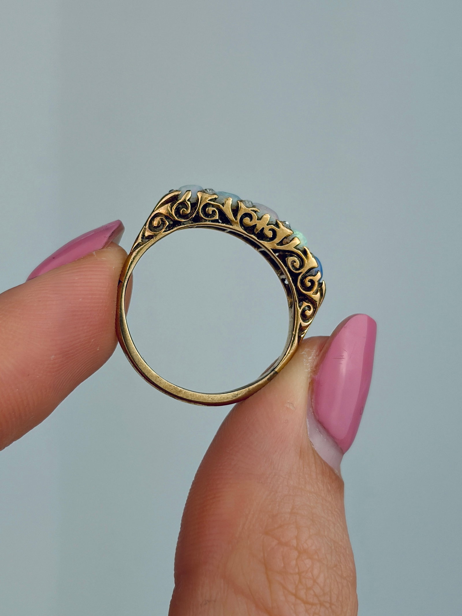ANTIQUE 9CT YELLOW GOLD OPAL 5 STONE RING WITH DIAMOND POINTS - 6