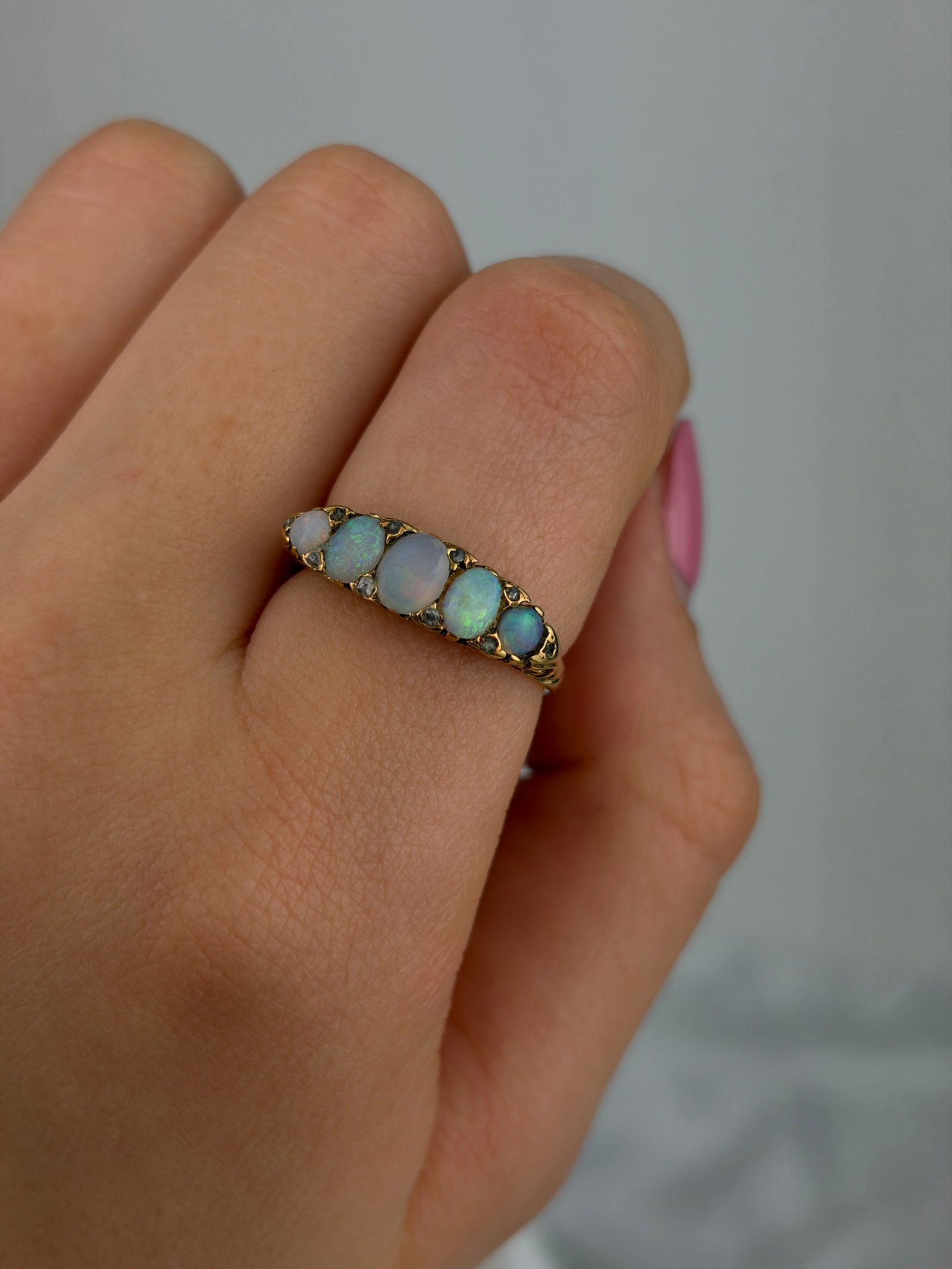 ANTIQUE 9CT YELLOW GOLD OPAL 5 STONE RING WITH DIAMOND POINTS - 8