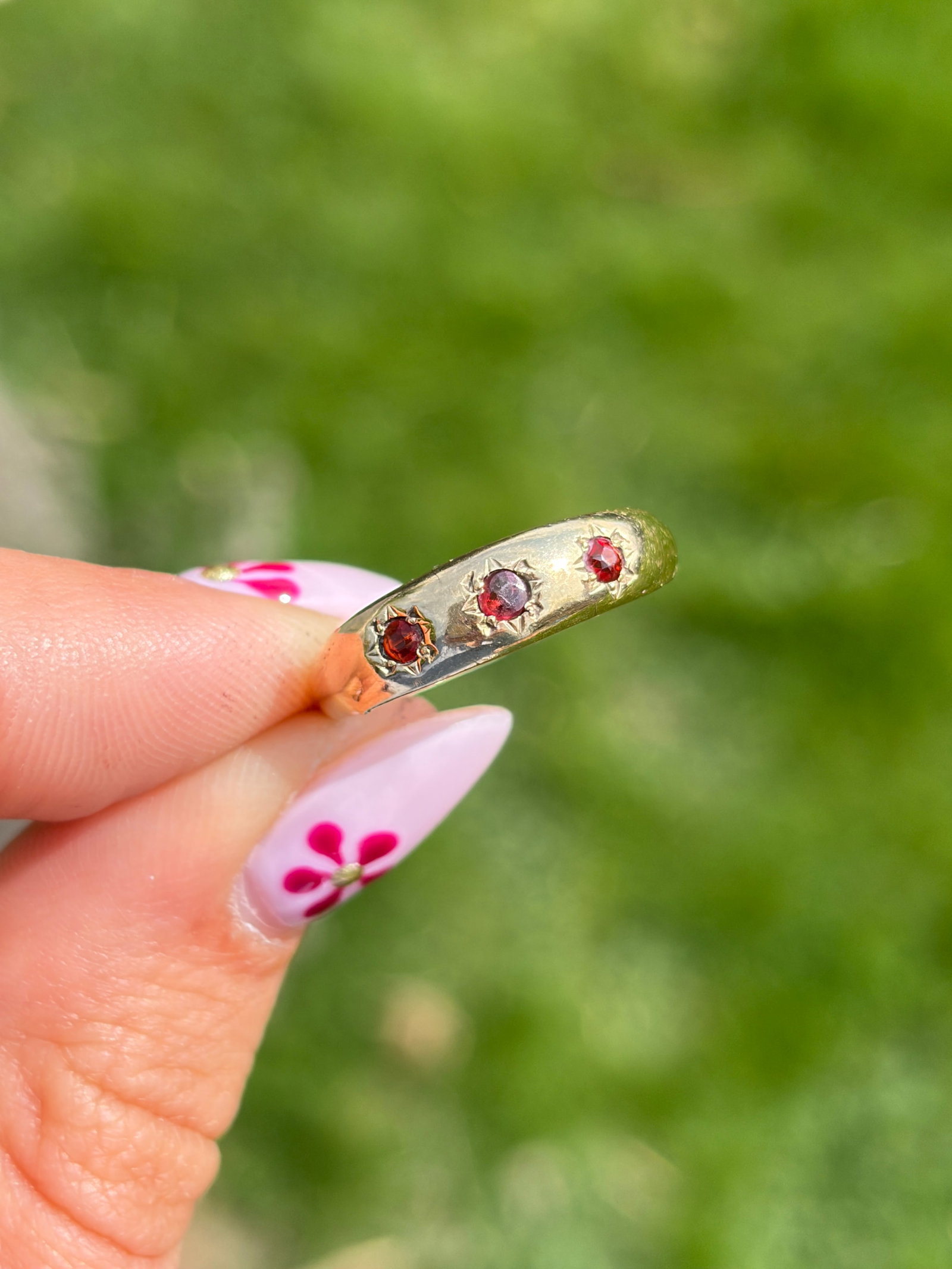 VINTAGE 9CT YELLOW GOLD GARNET 3 STONE STAR RING - 2