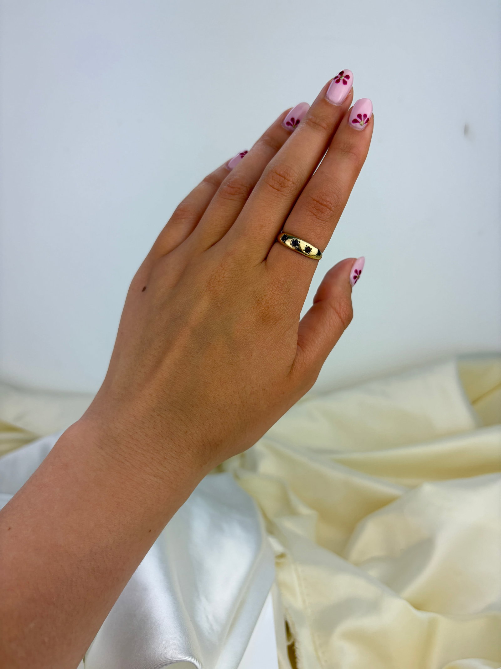 VINTAGE 9CT YELLOW GOLD GARNET 3 STONE STAR RING - 8