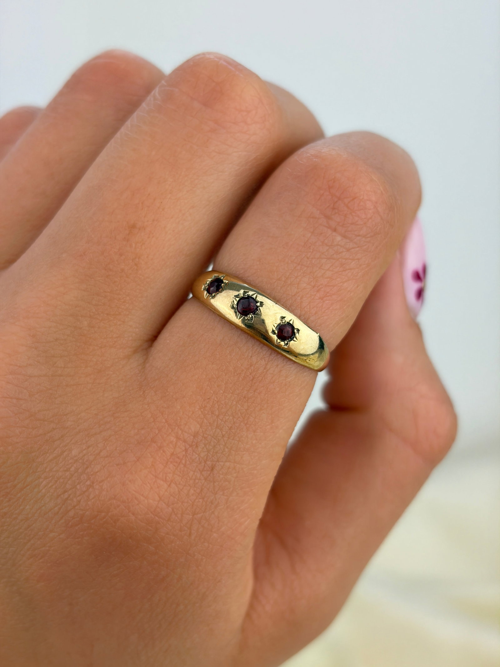 VINTAGE 9CT YELLOW GOLD GARNET 3 STONE STAR RING - 9