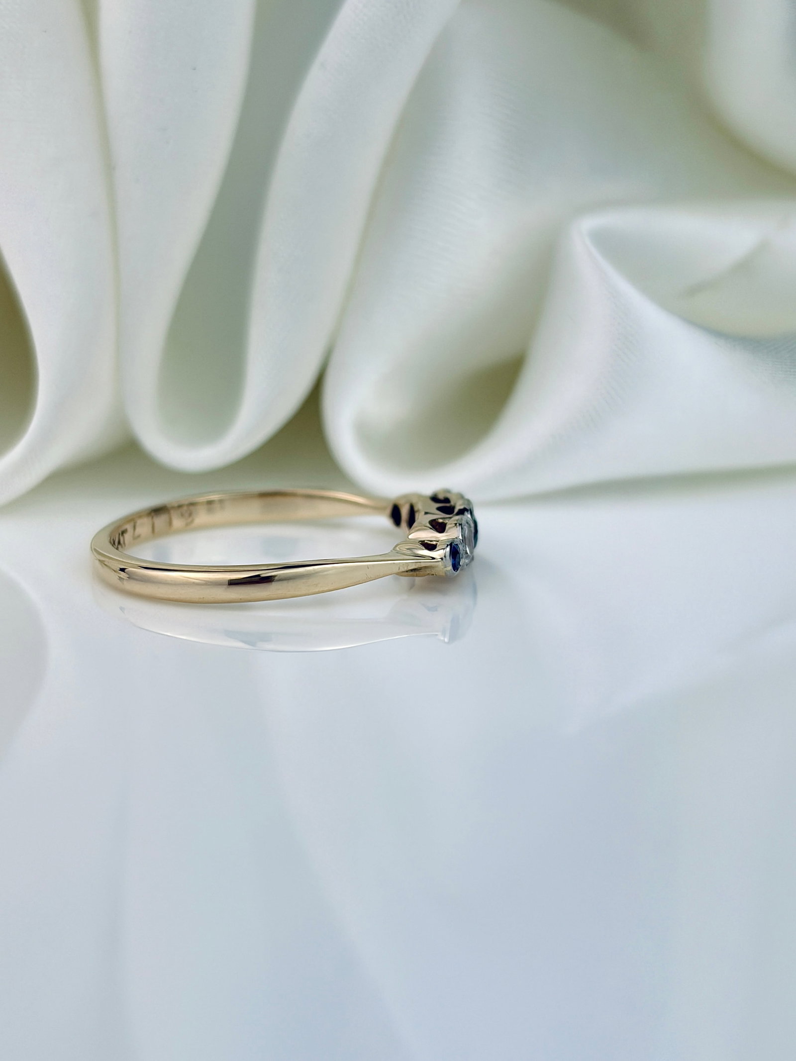 VINTAGE 9CT GOLD AND PLATINUM BEZEL SET SAPPHIRE AND DIAMOND 5 STONE RING - 2