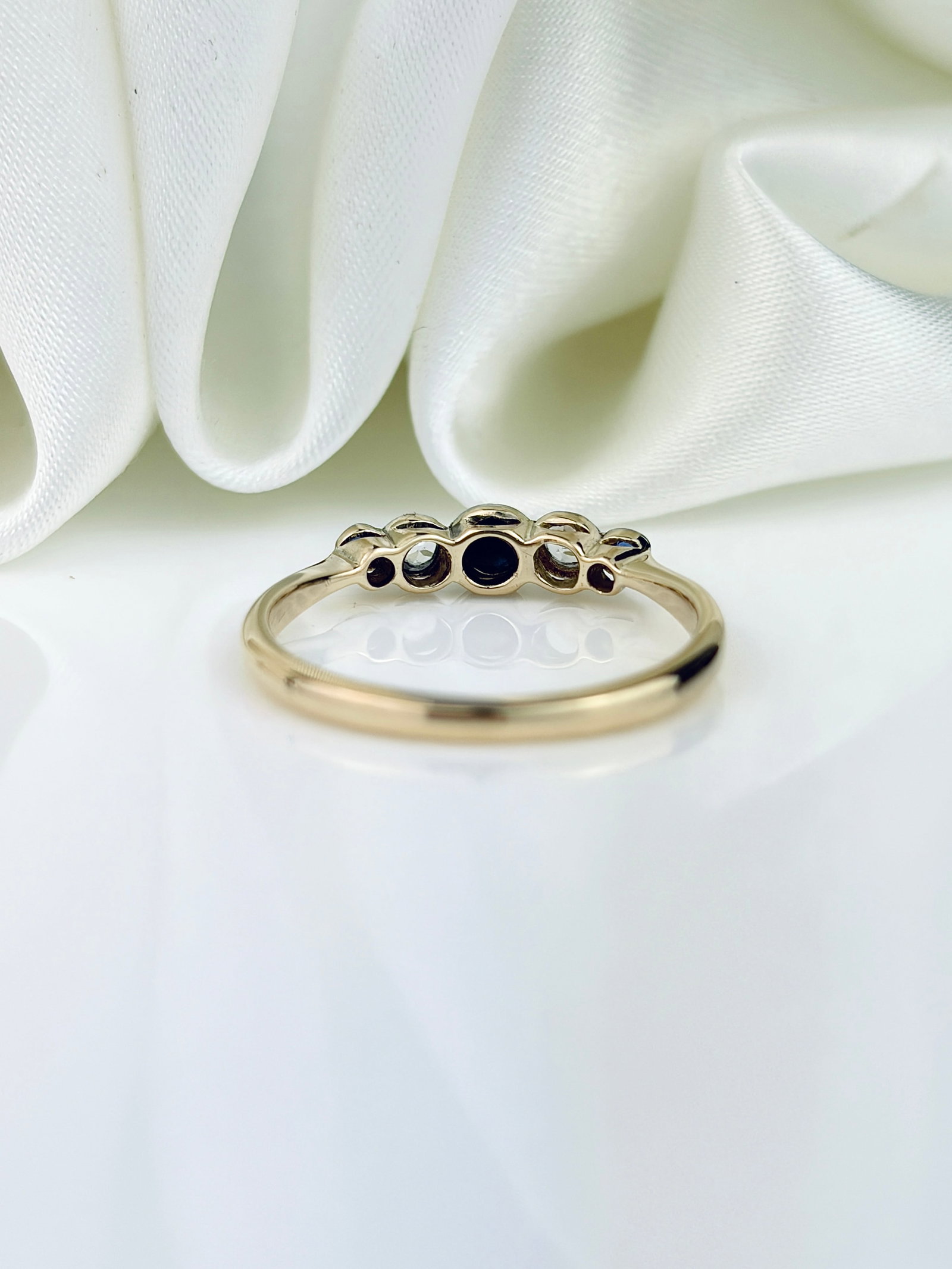VINTAGE 9CT GOLD AND PLATINUM BEZEL SET SAPPHIRE AND DIAMOND 5 STONE RING - 3