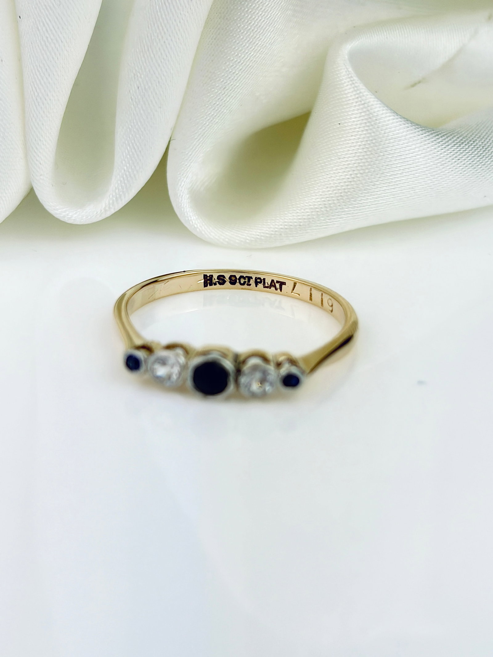 VINTAGE 9CT GOLD AND PLATINUM BEZEL SET SAPPHIRE AND DIAMOND 5 STONE RING - 4