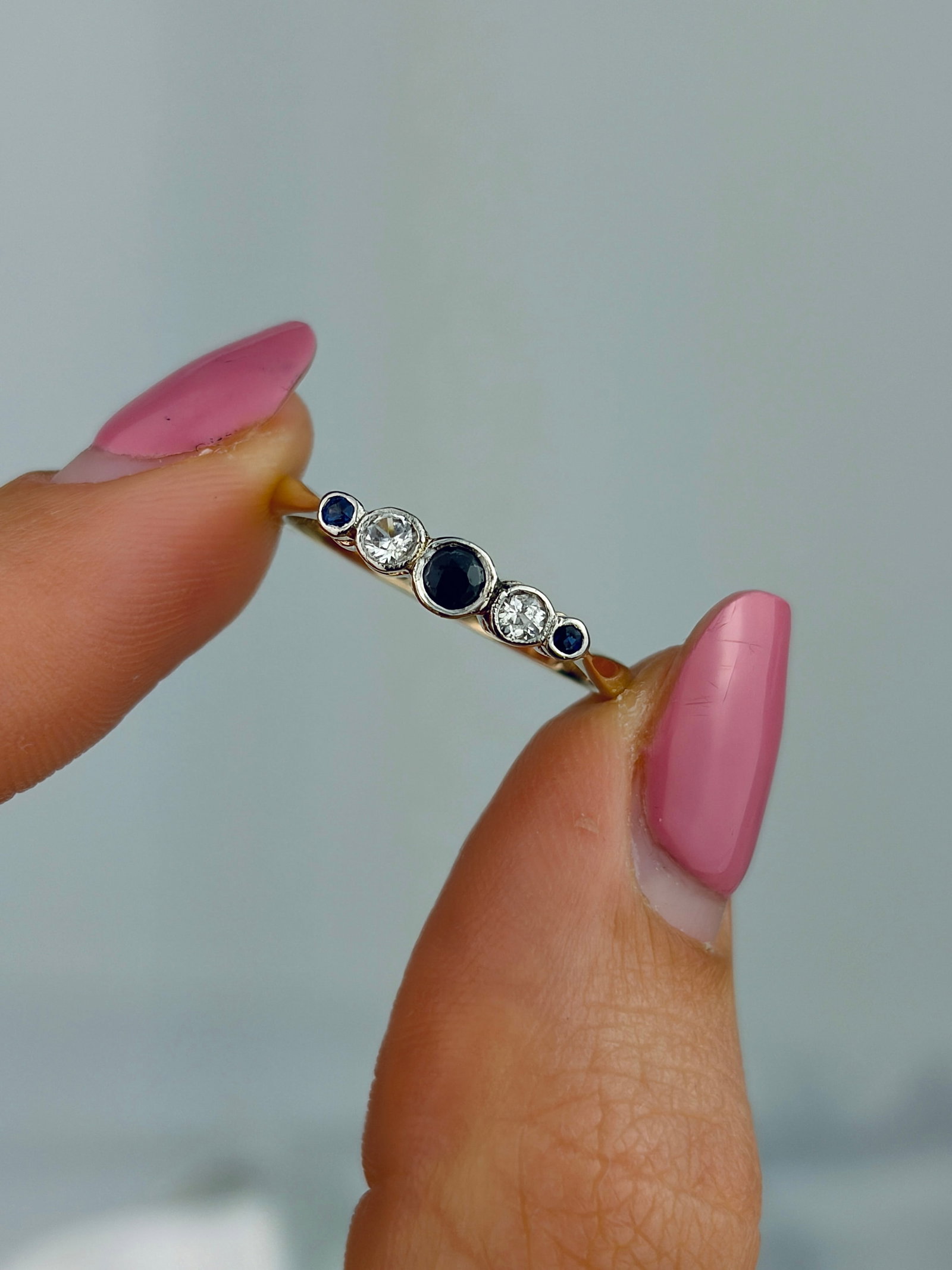 VINTAGE 9CT GOLD AND PLATINUM BEZEL SET SAPPHIRE AND DIAMOND 5 STONE RING - 5