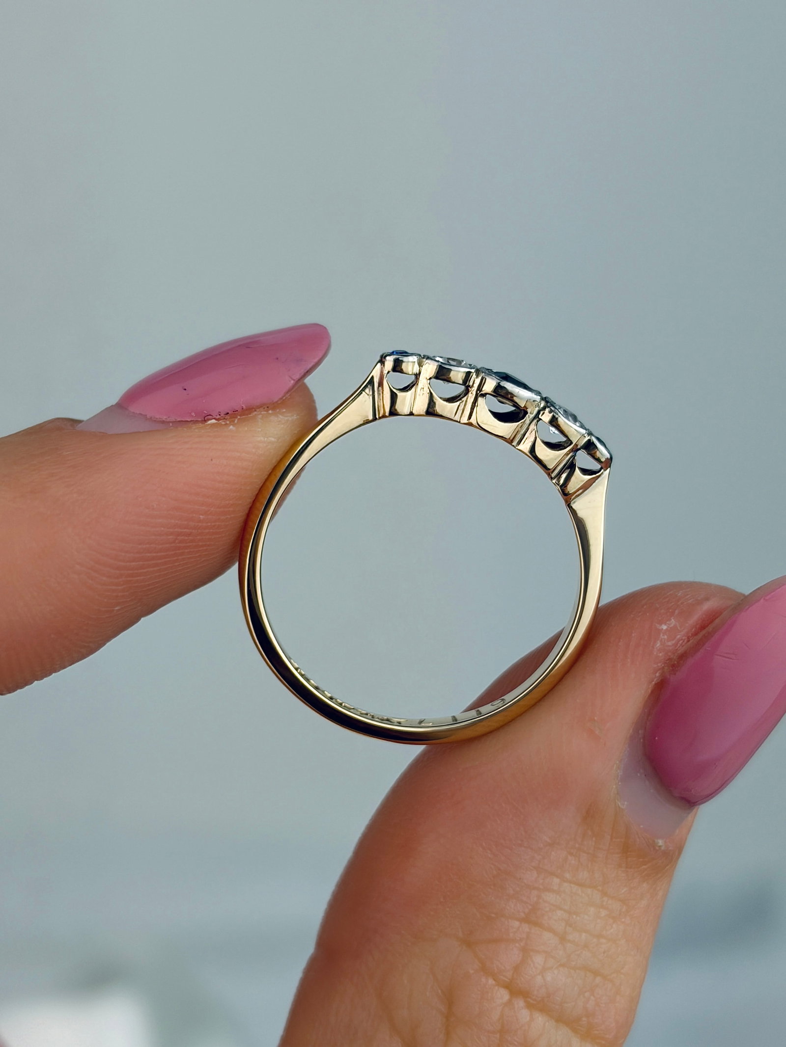 VINTAGE 9CT GOLD AND PLATINUM BEZEL SET SAPPHIRE AND DIAMOND 5 STONE RING - 6