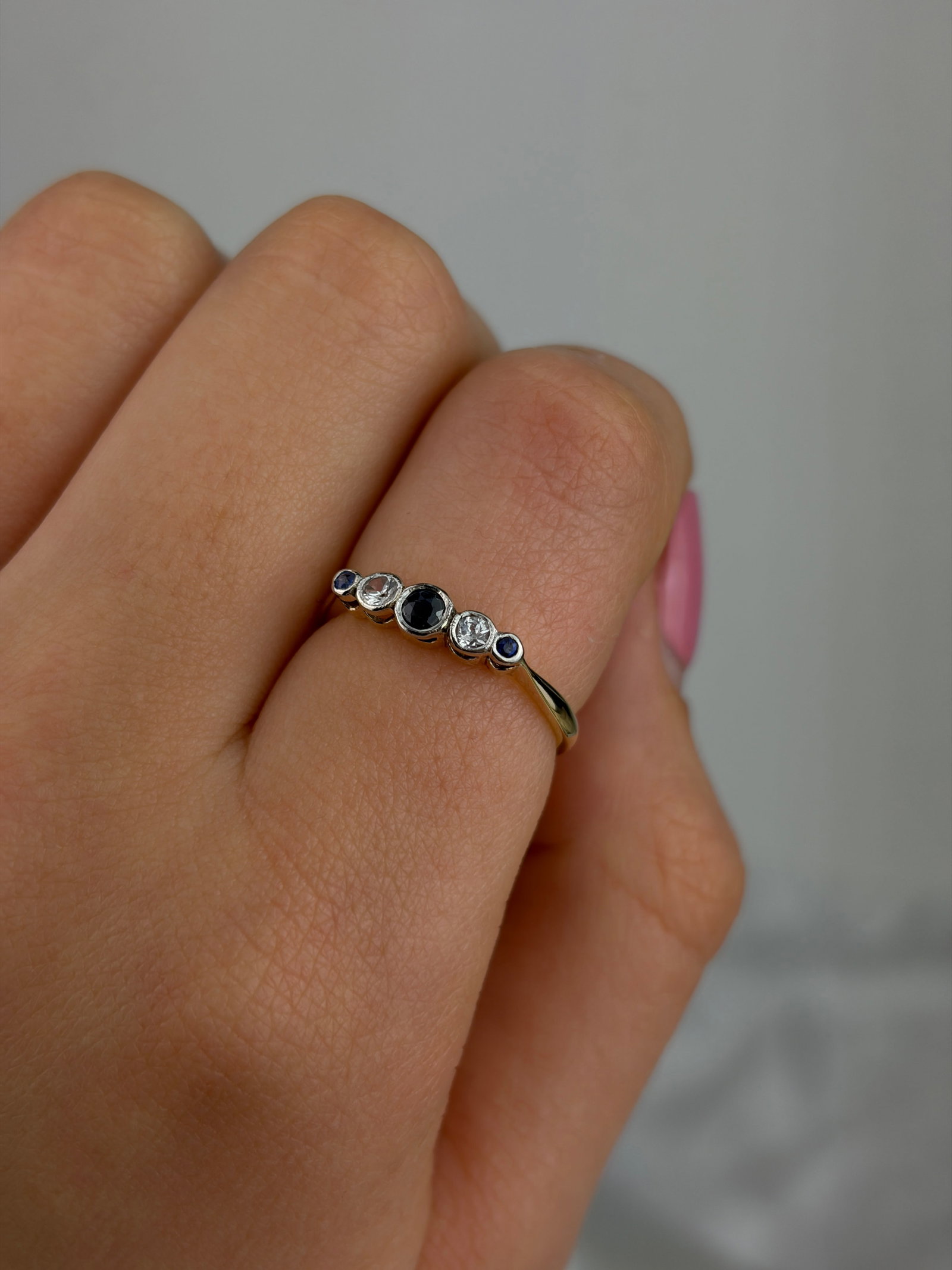 VINTAGE 9CT GOLD AND PLATINUM BEZEL SET SAPPHIRE AND DIAMOND 5 STONE RING - 8