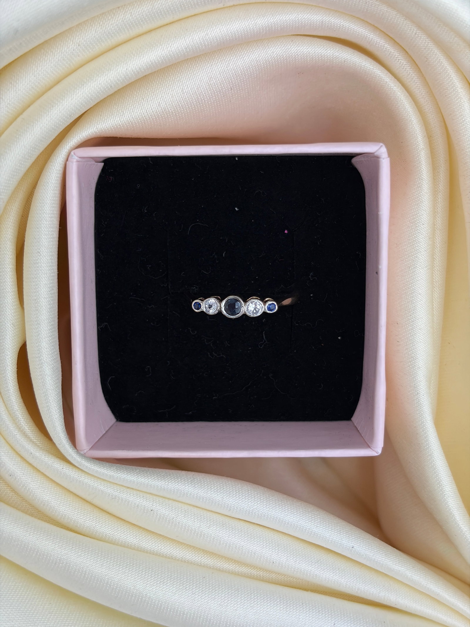 VINTAGE 9CT GOLD AND PLATINUM BEZEL SET SAPPHIRE AND DIAMOND 5 STONE RING - 9