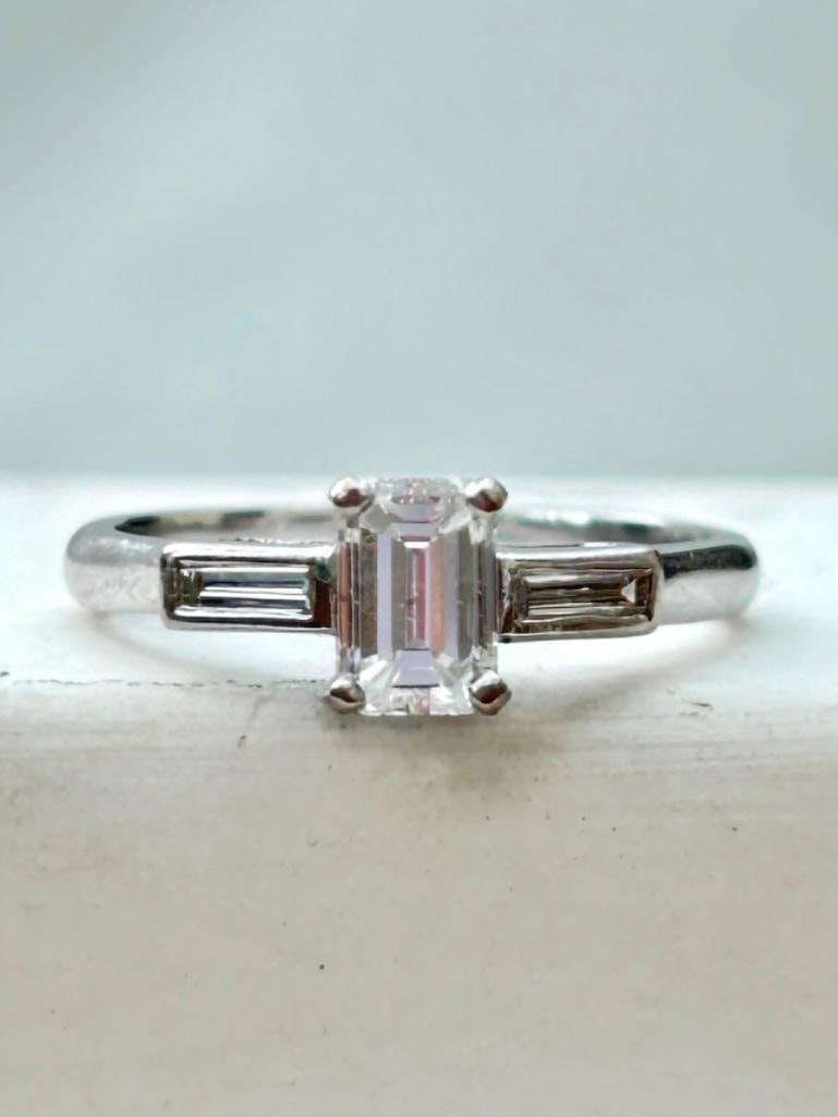 *Vintage Diamond and Platinum Solitaire Ring - 9