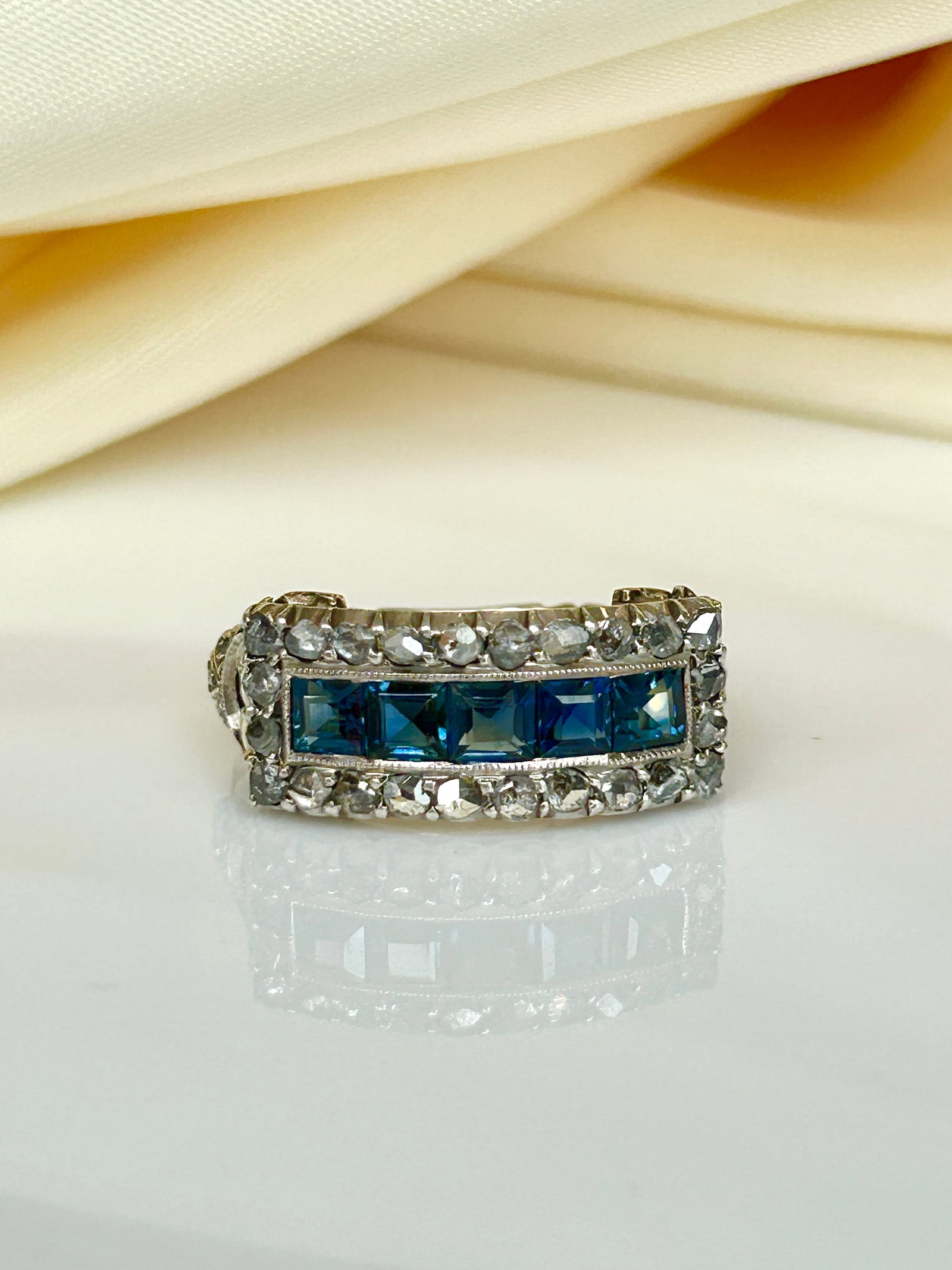 Outstanding chunky sapphire and diamond panel ring in yellow gold - 12