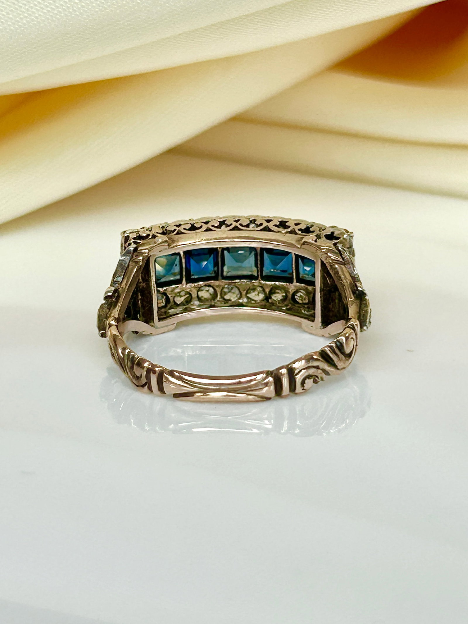 Outstanding chunky sapphire and diamond panel ring in yellow gold - 14