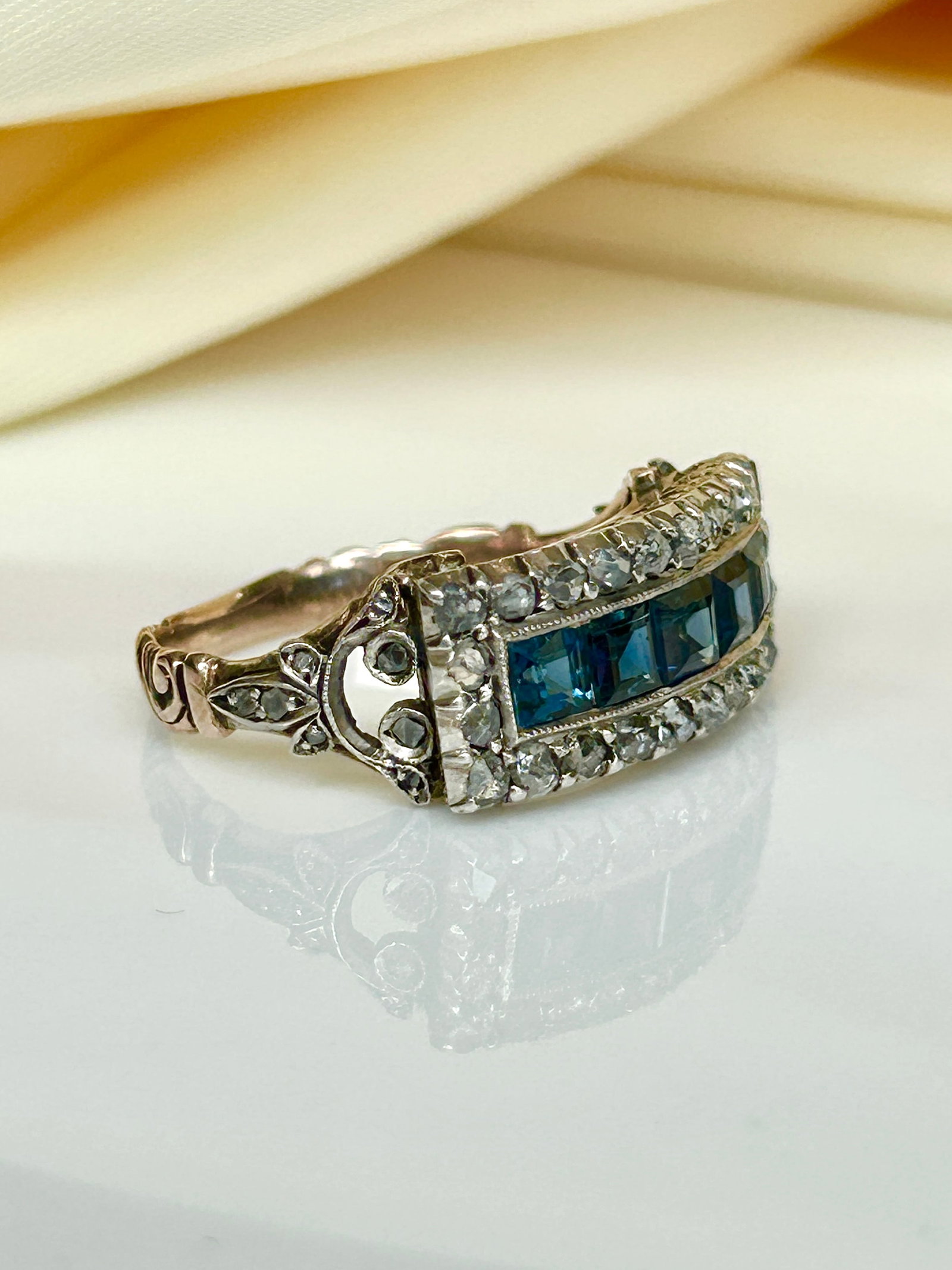 Outstanding chunky sapphire and diamond panel ring in yellow gold - 15