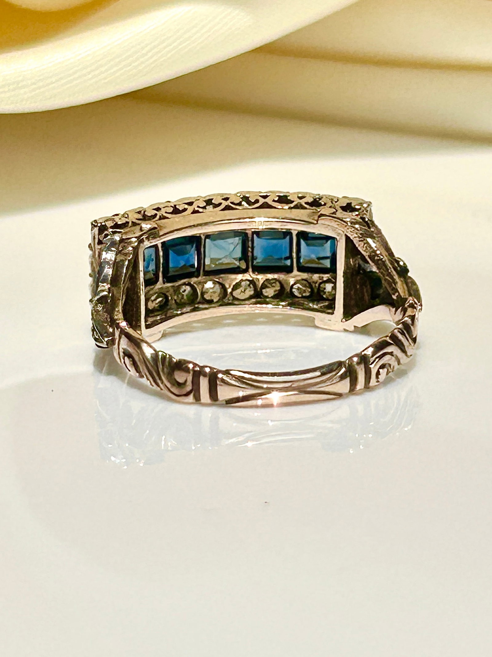 Outstanding chunky sapphire and diamond panel ring in yellow gold - 5