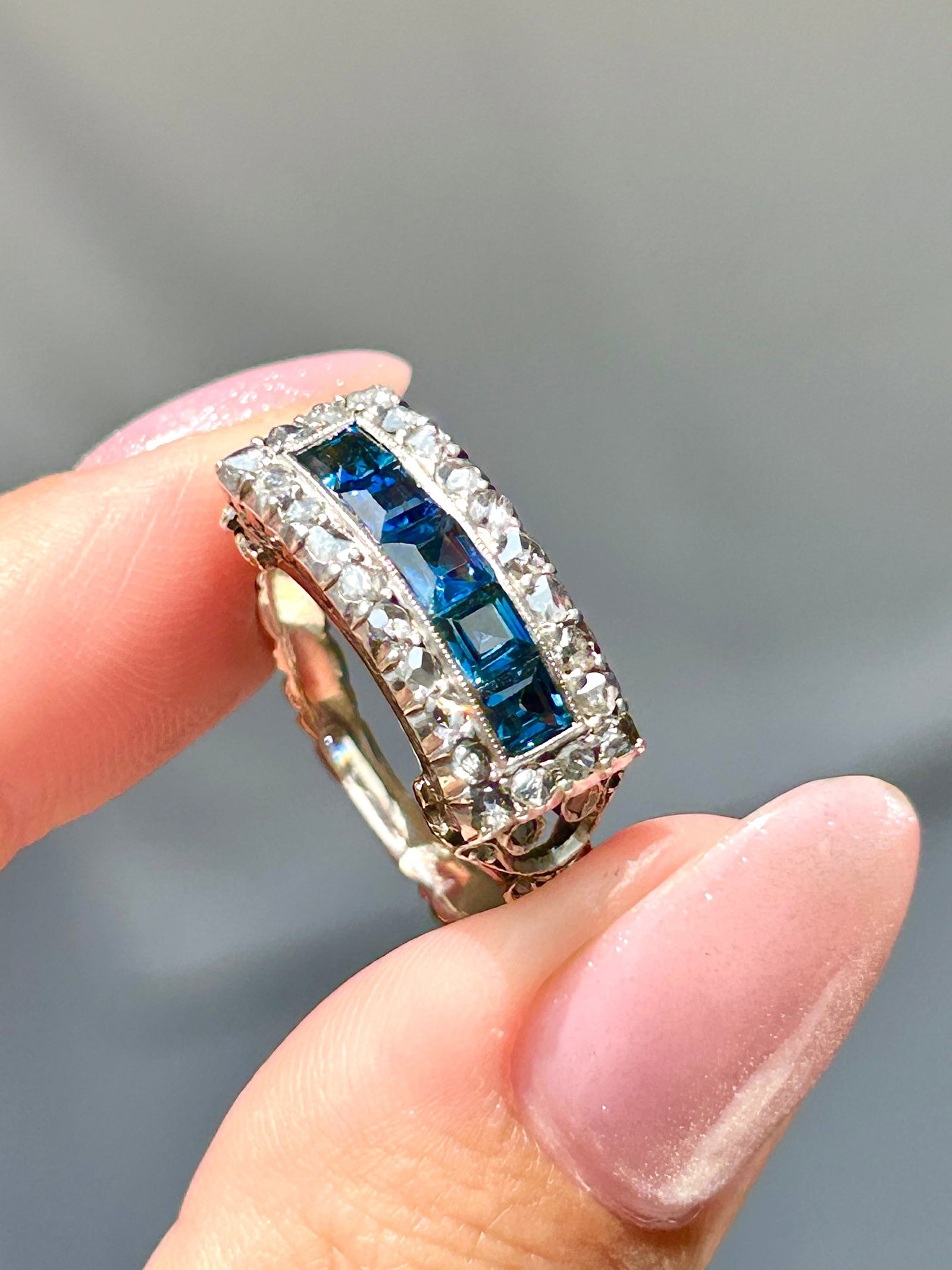 Outstanding chunky sapphire and diamond panel ring in yellow gold - 8