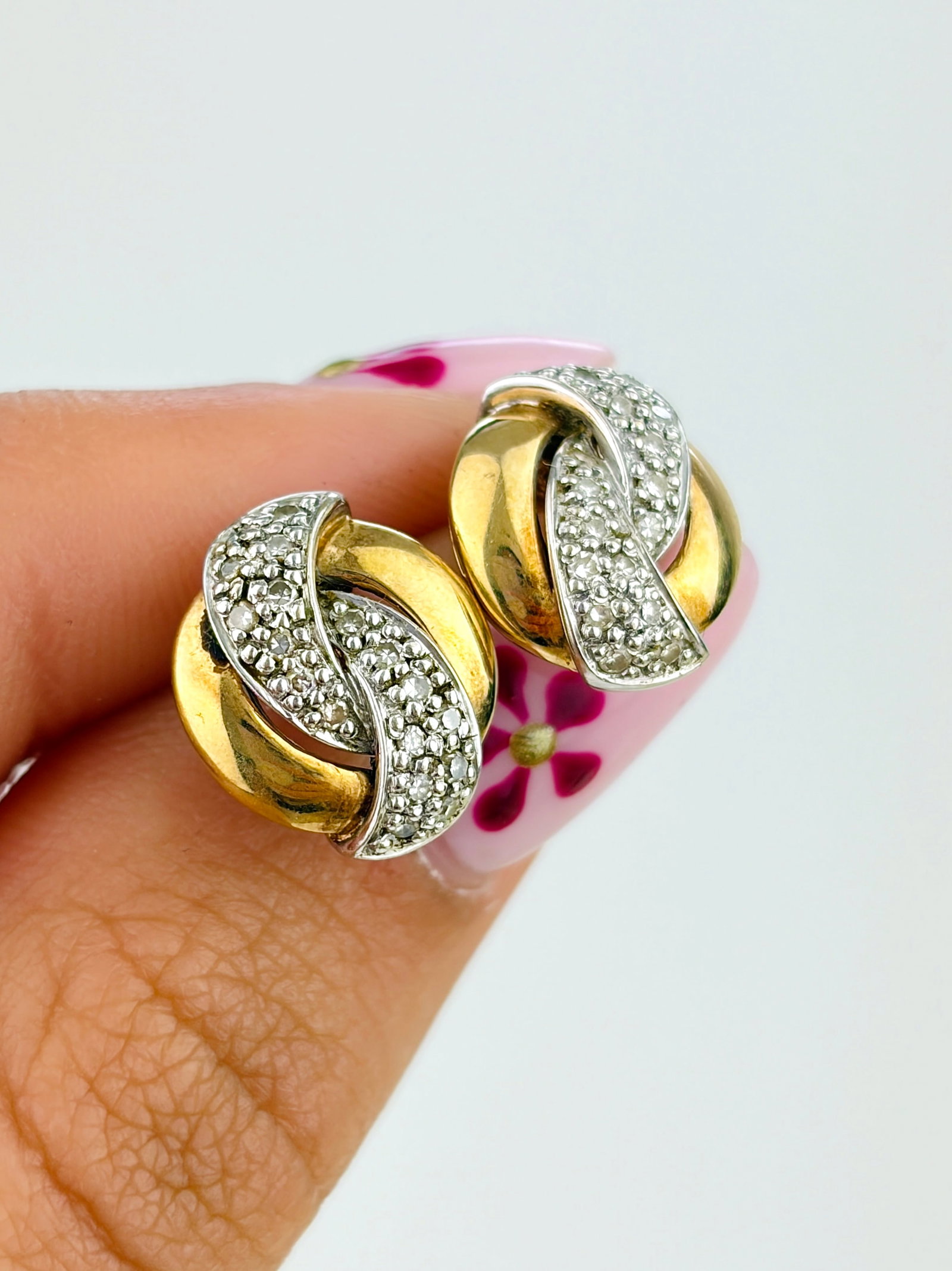 LOVELY 18CT YELLOW GOLD AND DIAMOND TWIST STUD EARRINGS (1 of 7)