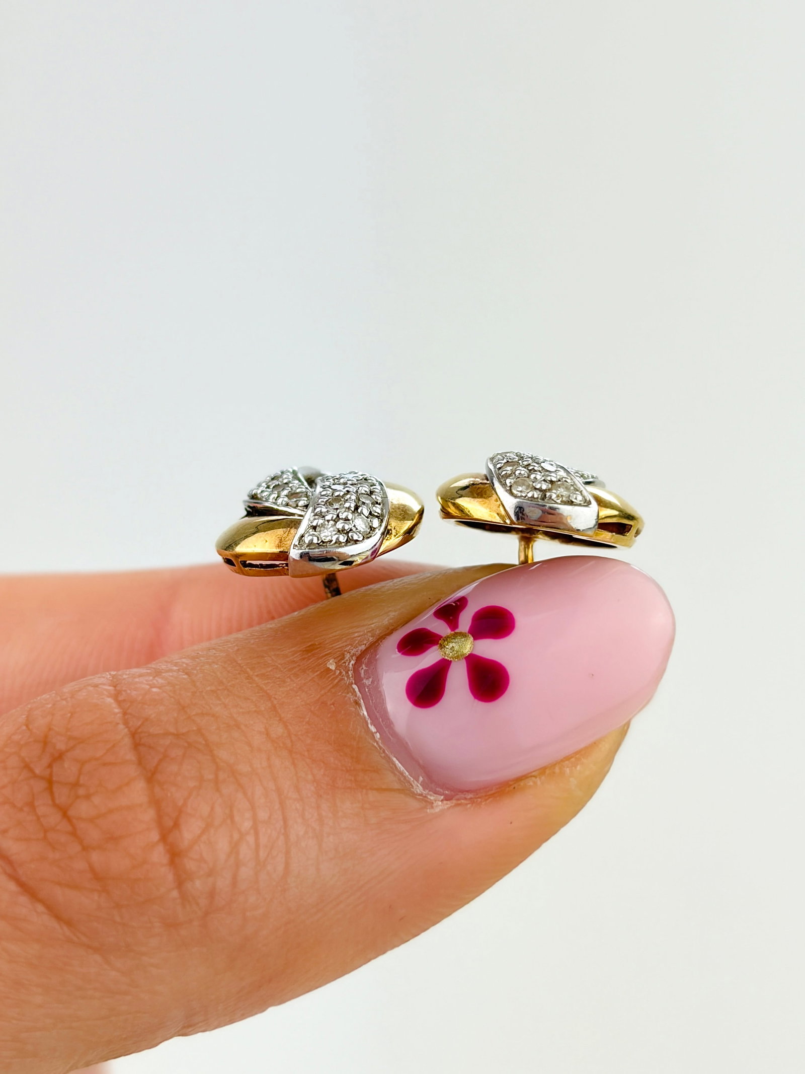 LOVELY 18CT YELLOW GOLD AND DIAMOND TWIST STUD EARRINGS - 2