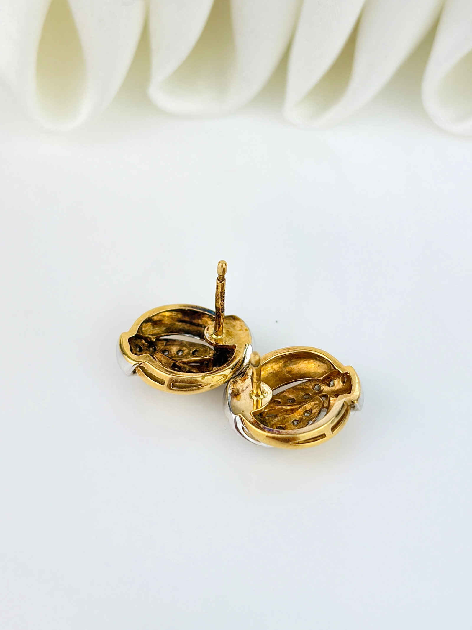 LOVELY 18CT YELLOW GOLD AND DIAMOND TWIST STUD EARRINGS - 3