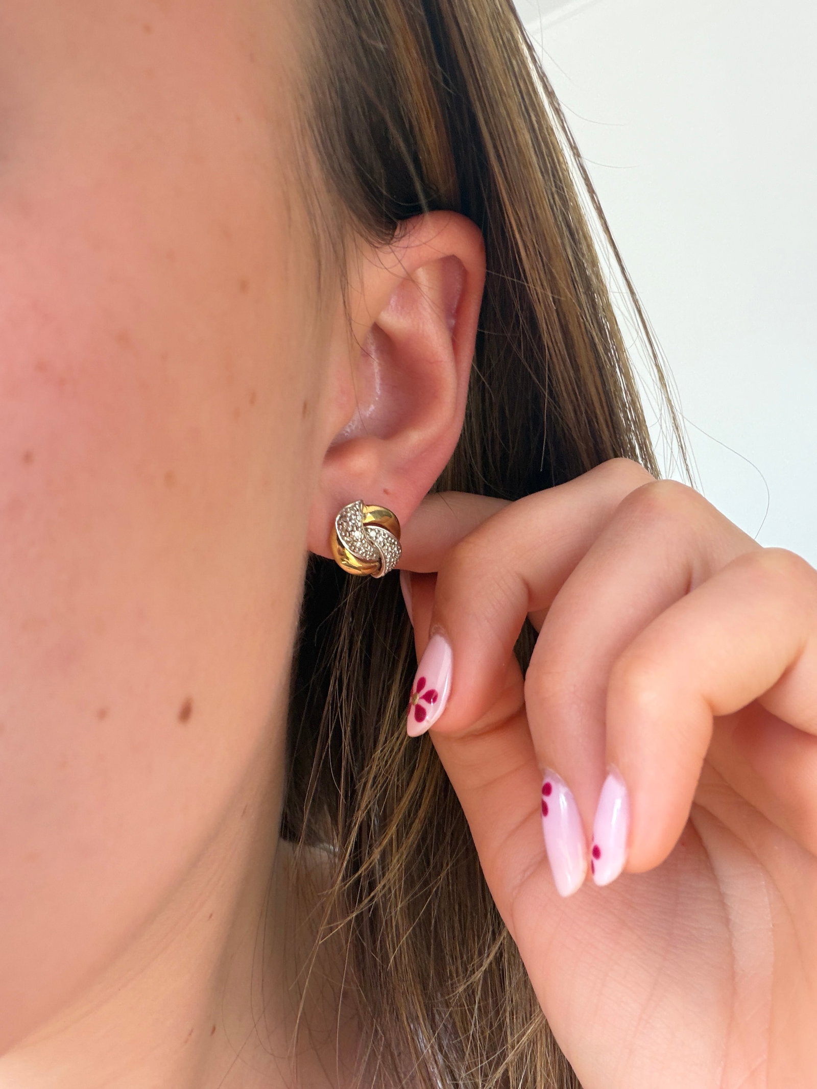 LOVELY 18CT YELLOW GOLD AND DIAMOND TWIST STUD EARRINGS - 5